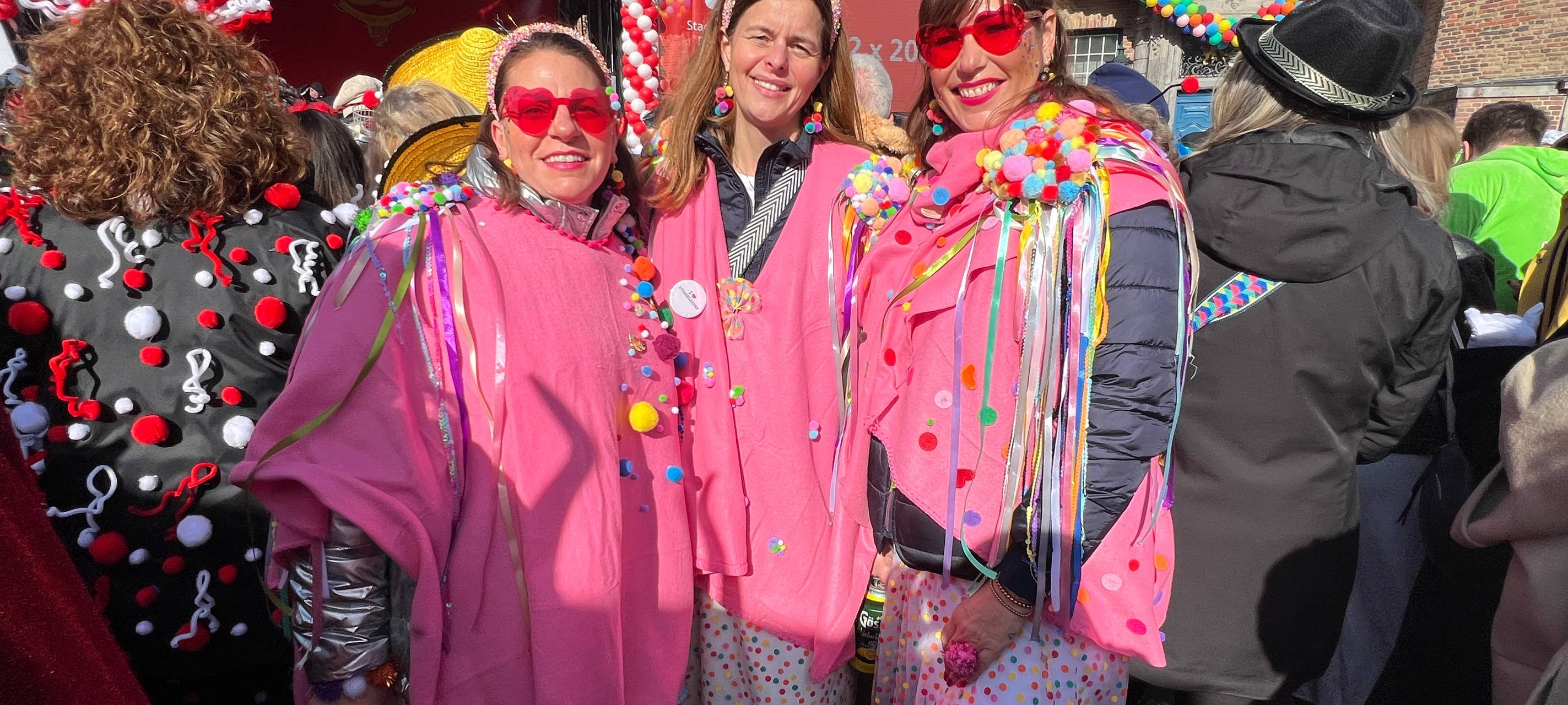 Drei verkleidetete Frauen an Altweiber beim Rathaussturm