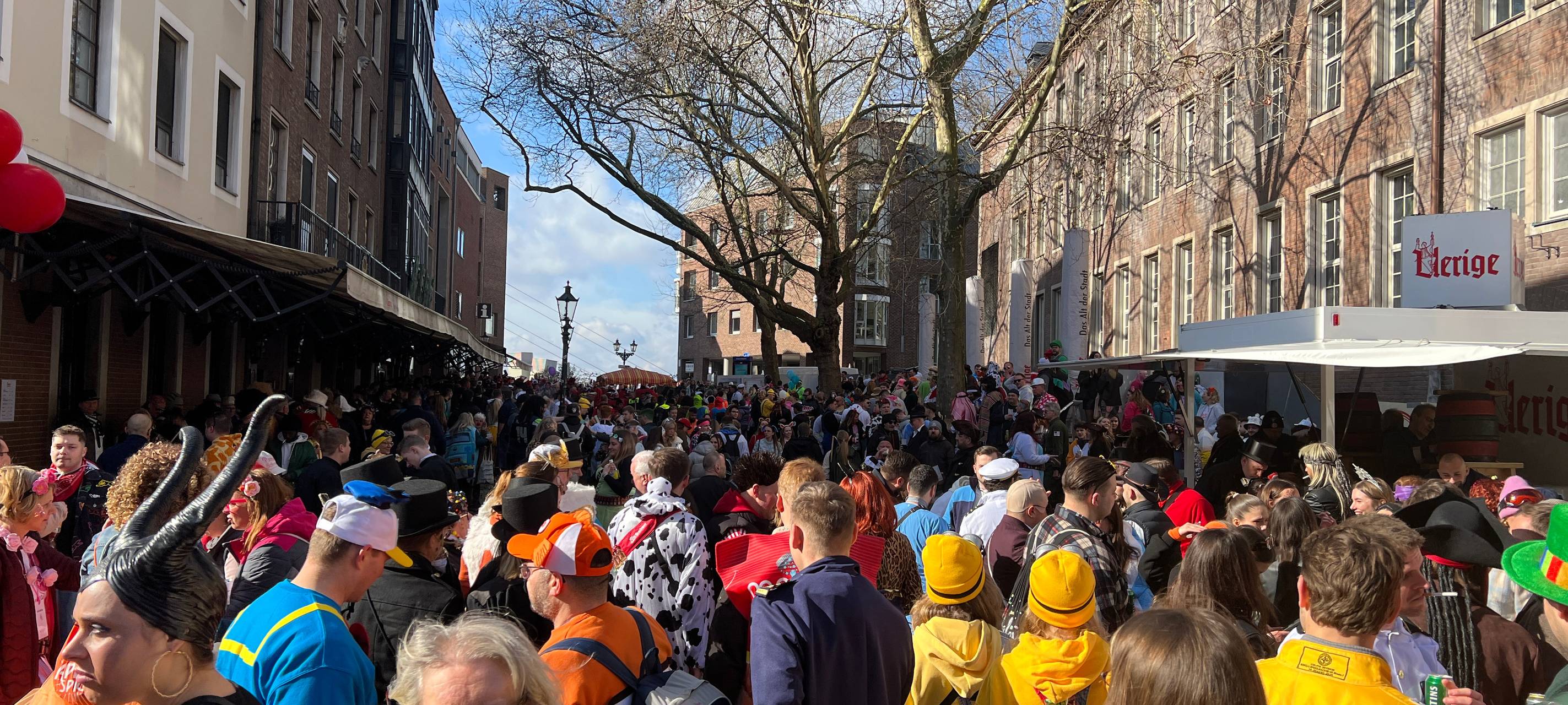 Auch rund um die Kneipen und Bars waren an Altweiber wieder viele verkleidete Menschen unterwegs