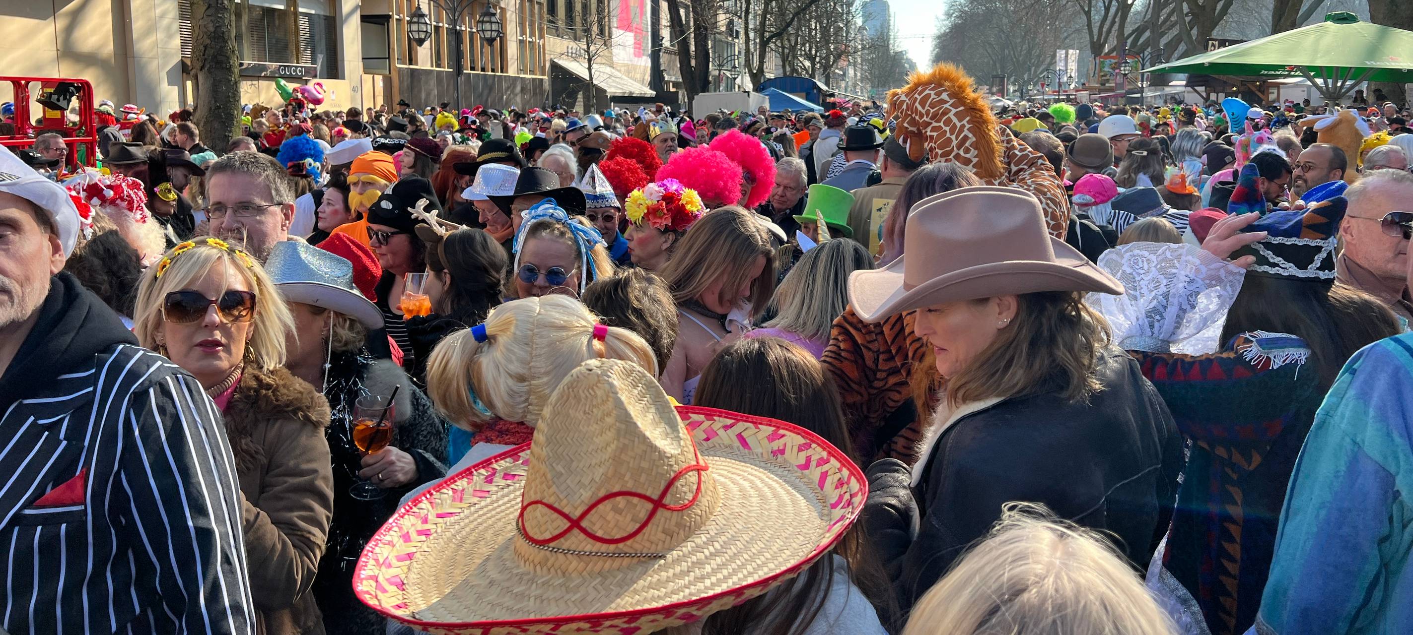 Das Kö-Treiben - auch dieses Jahr wieder ein beliebter Treffpunkt für tausende von Jecken