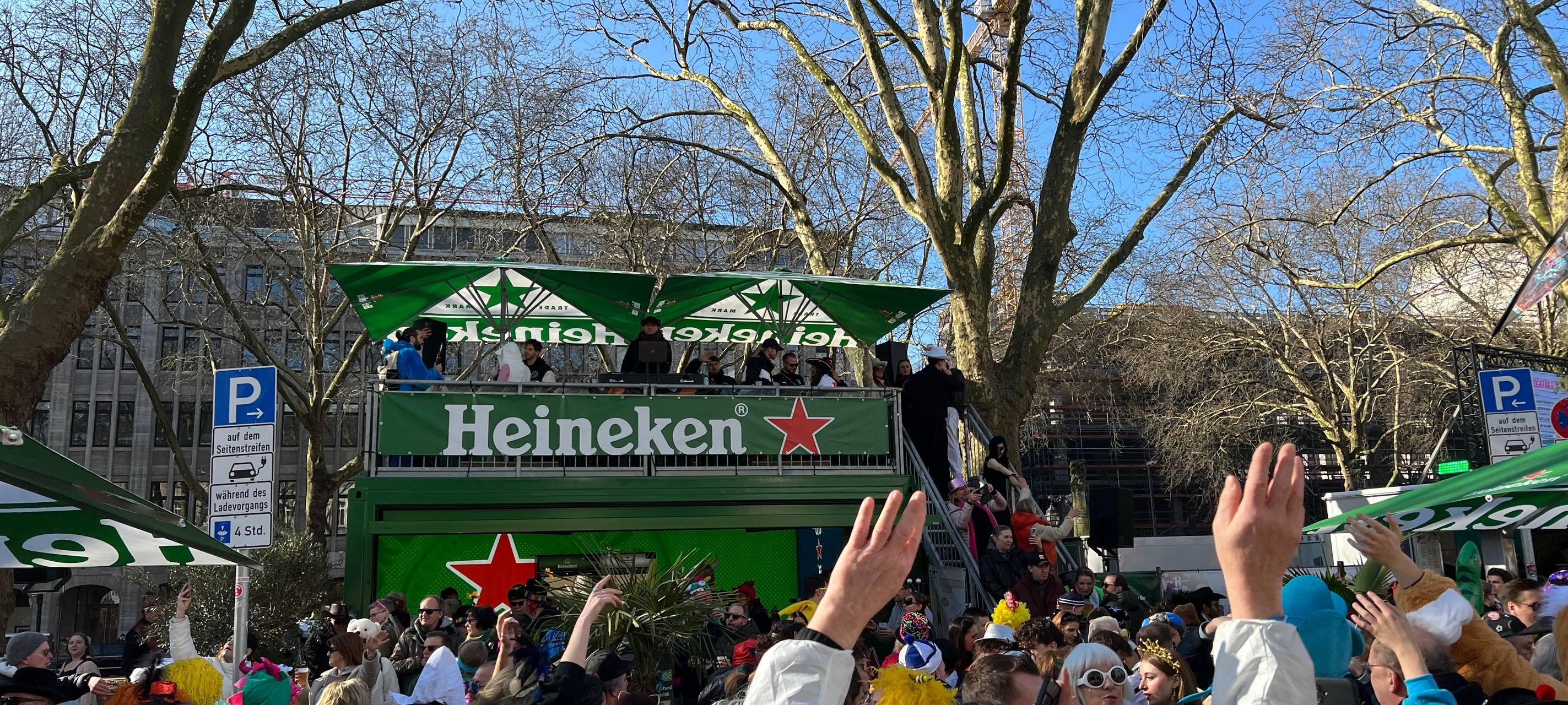Tausende Jecken haben am Sonntag gemeinsam beim Kö Treiben gefeiert