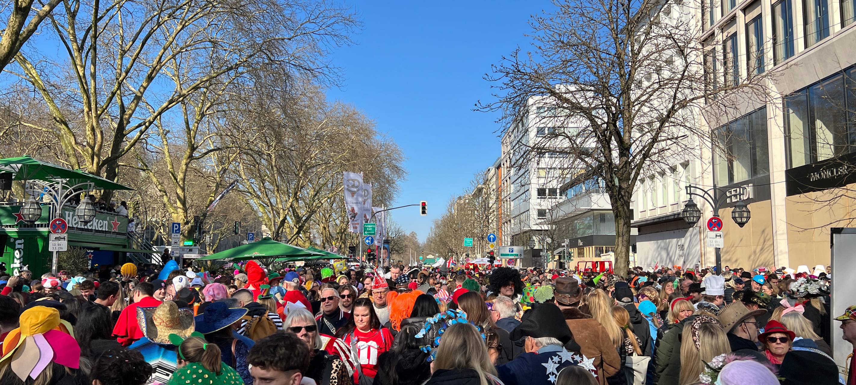 Tausende von Jecken kamen am Tulpensonntag zum Kö Treiben, um gemeinsam zu feiern.