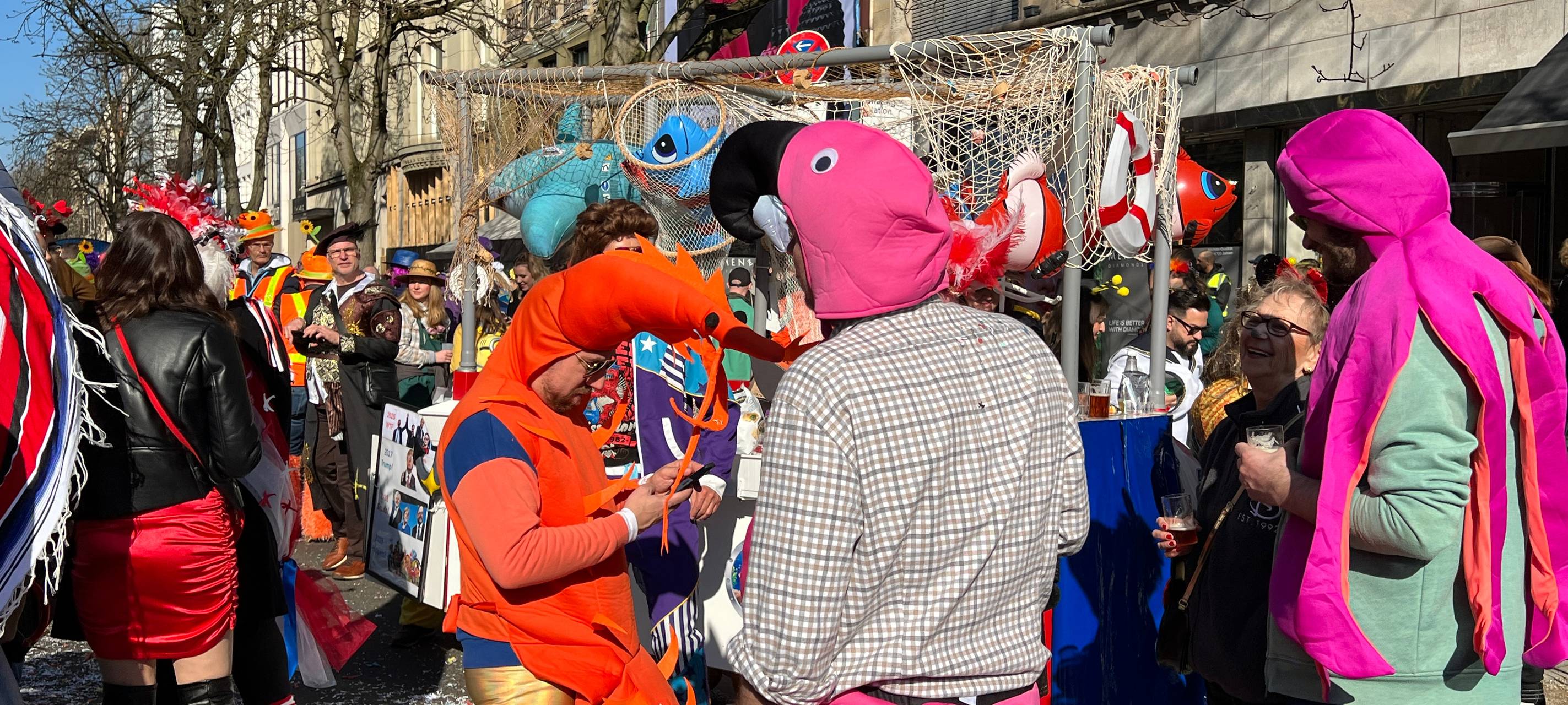 Viele Jecken hatten beim Kö-Treiben auch dieses Jahr wieder ihre eigenen Wagen mit dabei.