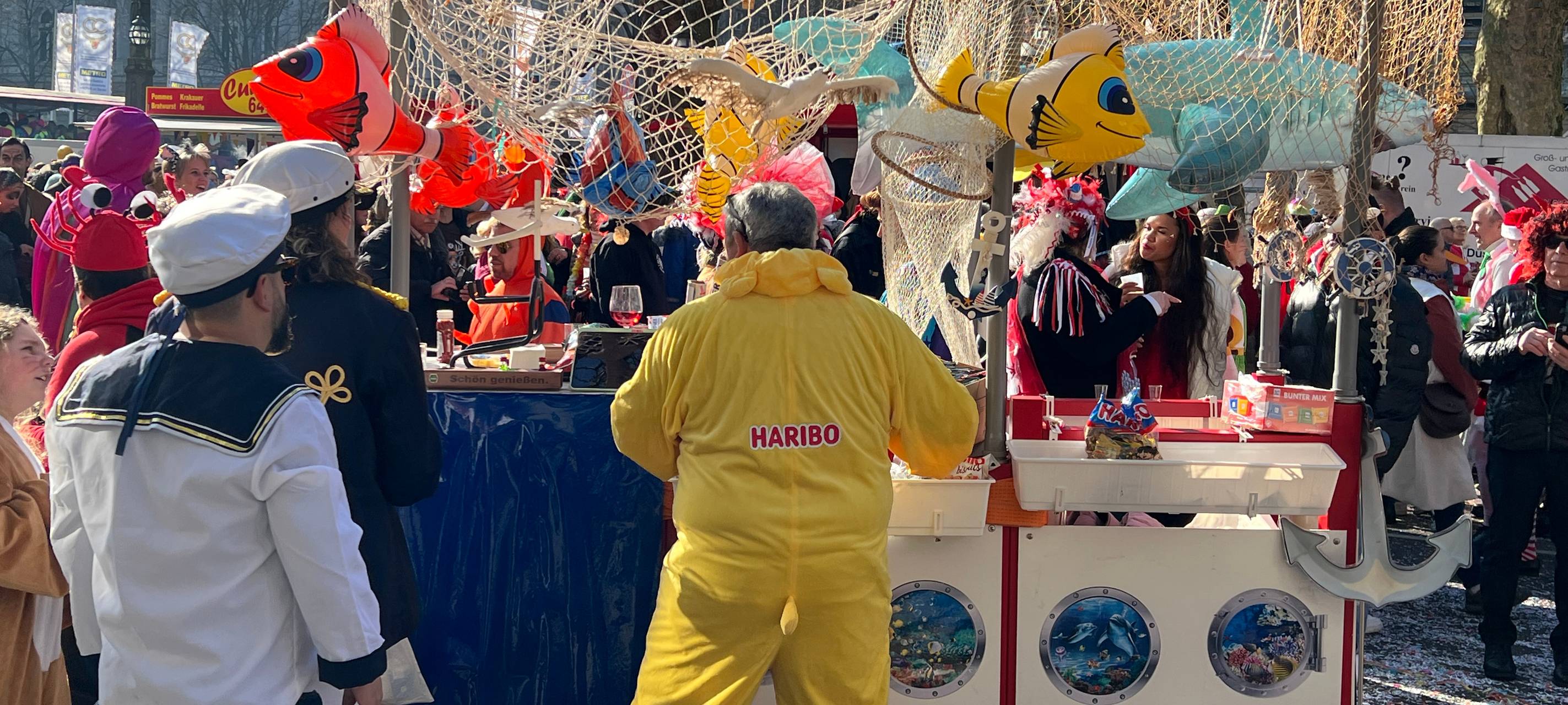 Trotz vieler Verpflegungsstände hatten viele Jecken beim diesjährigen Kö Treiben auch wieder ihre eigenen Wägen mit dabei.