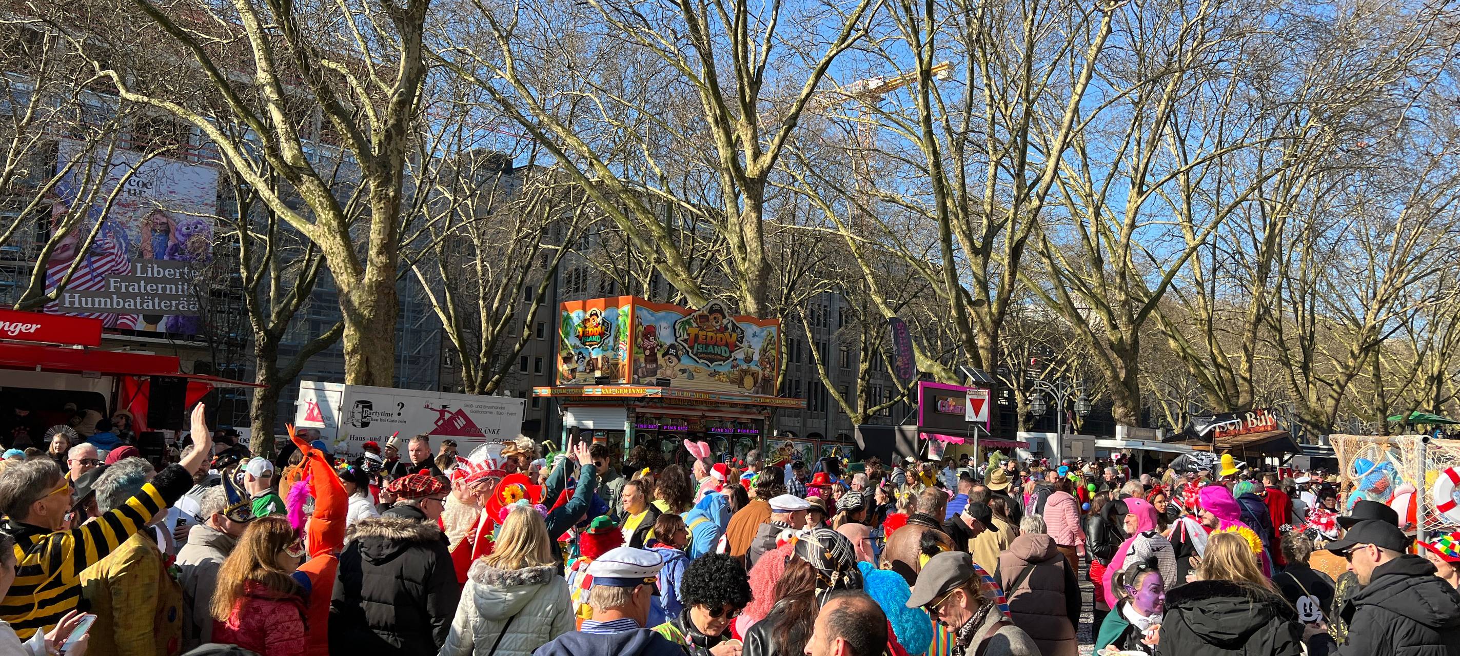 Viele verkleidetet Jecken feiern zusammen den Tulpen-Sonntag beim Kö Treiben