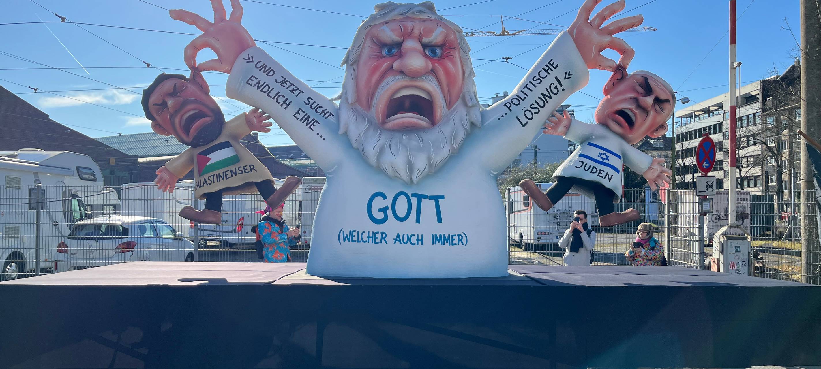 Mottowagen beim Karneval von Jacques Tilly, der ein Zeichen für Vielfalt setzen soll