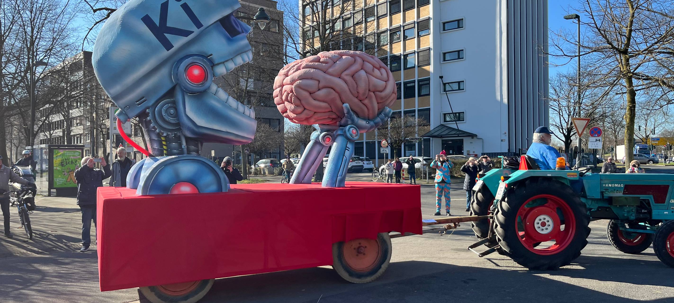 Mottowagen beim Karneval von Jacques Tilly, der darauf aufmerksam machen soll, was KI mit unseren Gehirnen anrichtet.