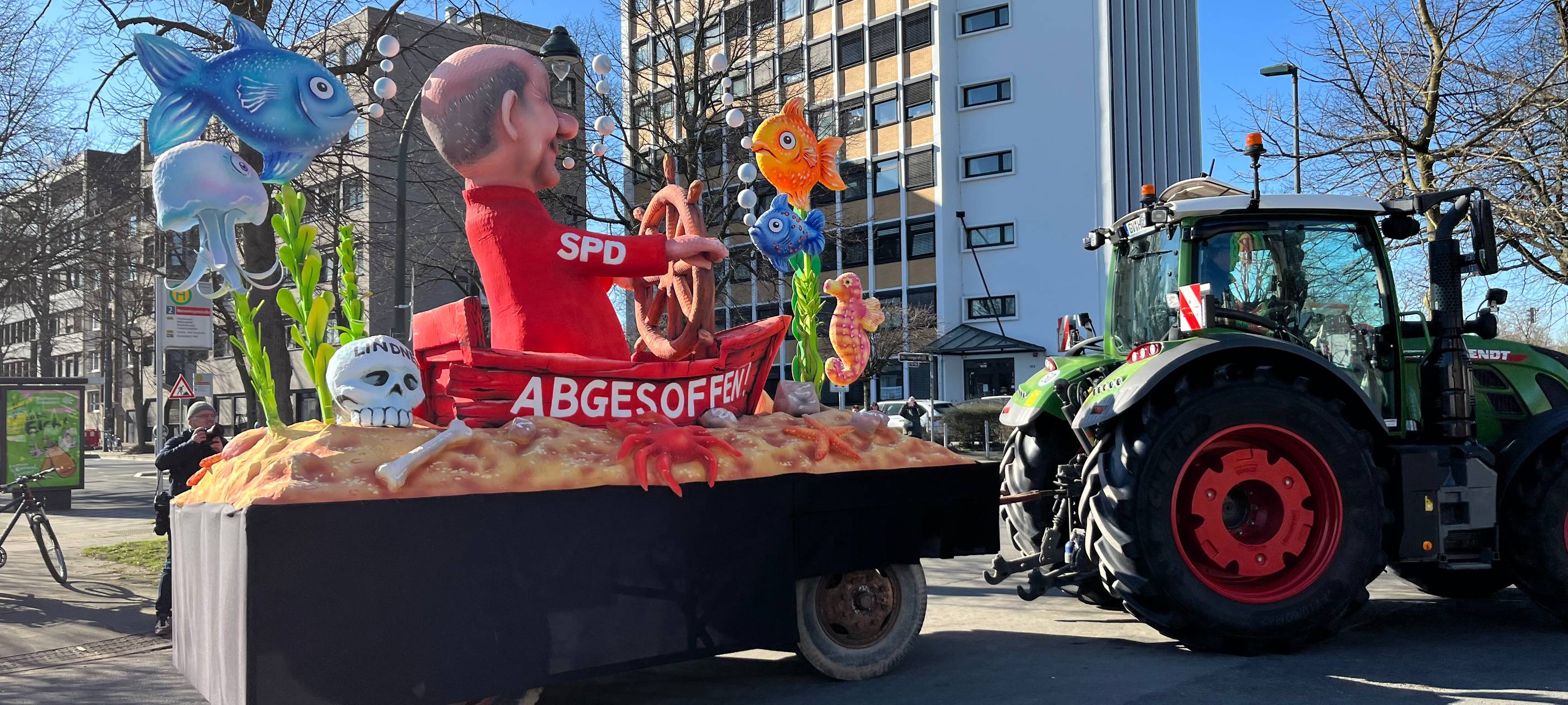Mottowagen beim Karneval von Jacques Tilly, der das scheitern bzw. absaufen der SPD darstellt.
