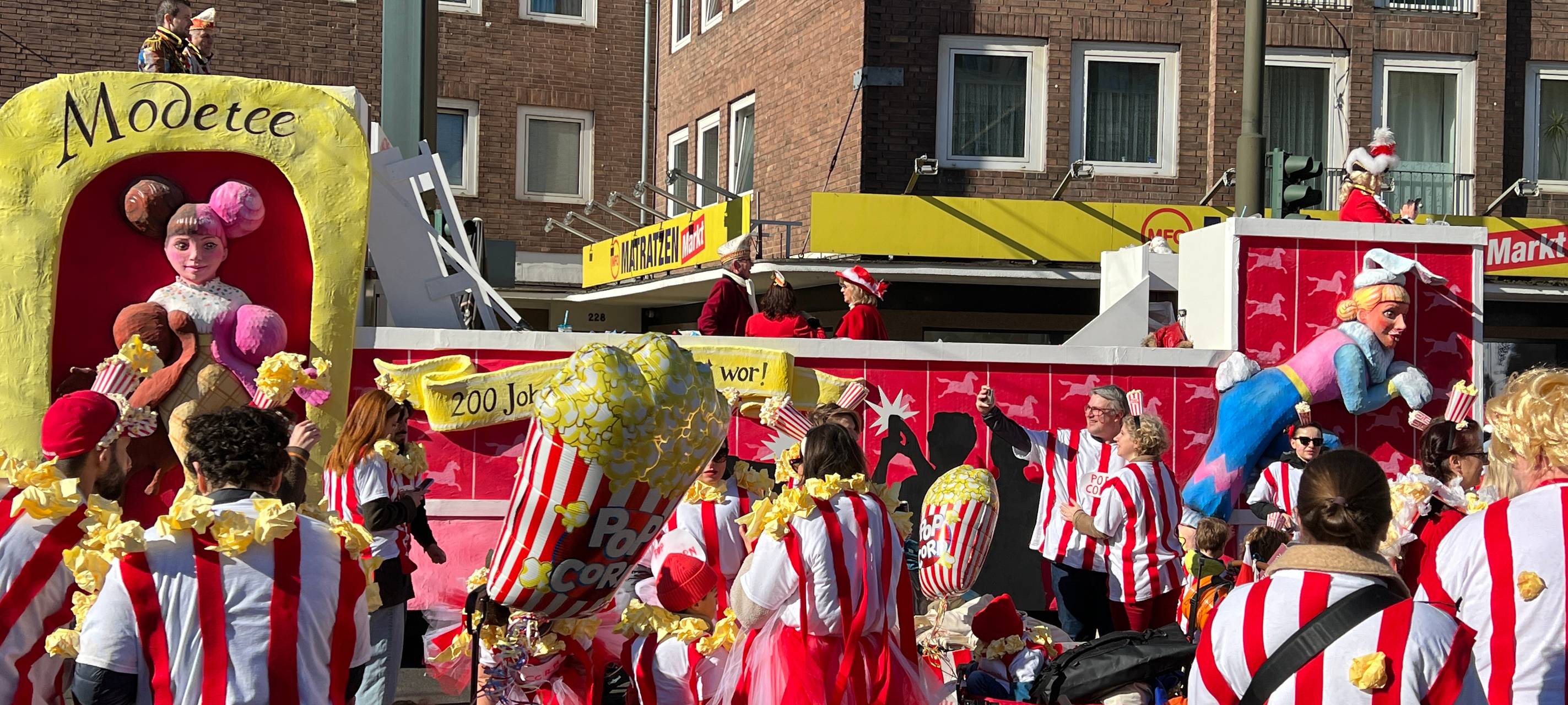 Auch an diesem Rosenmontag waren die Wagen wieder kreativ gestaltet. Hier war zum Beispiel Popcorn das Motto der Gruppe.