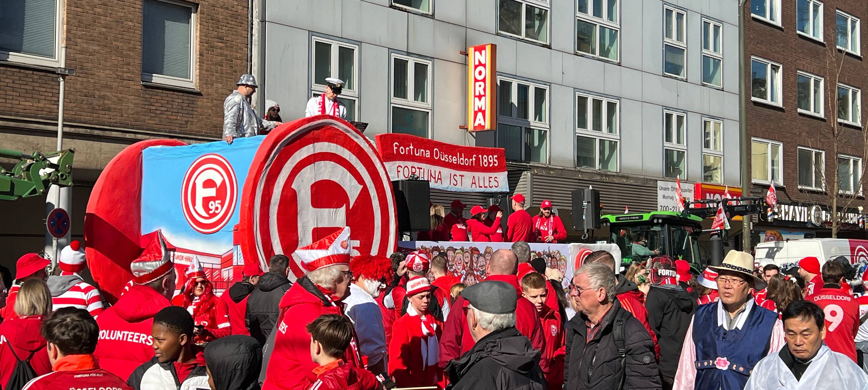 Die Fortuna hatte natürlich auch beim diesjährigen Rosenmontagsumzug wieder ihren eigenen Wagen.