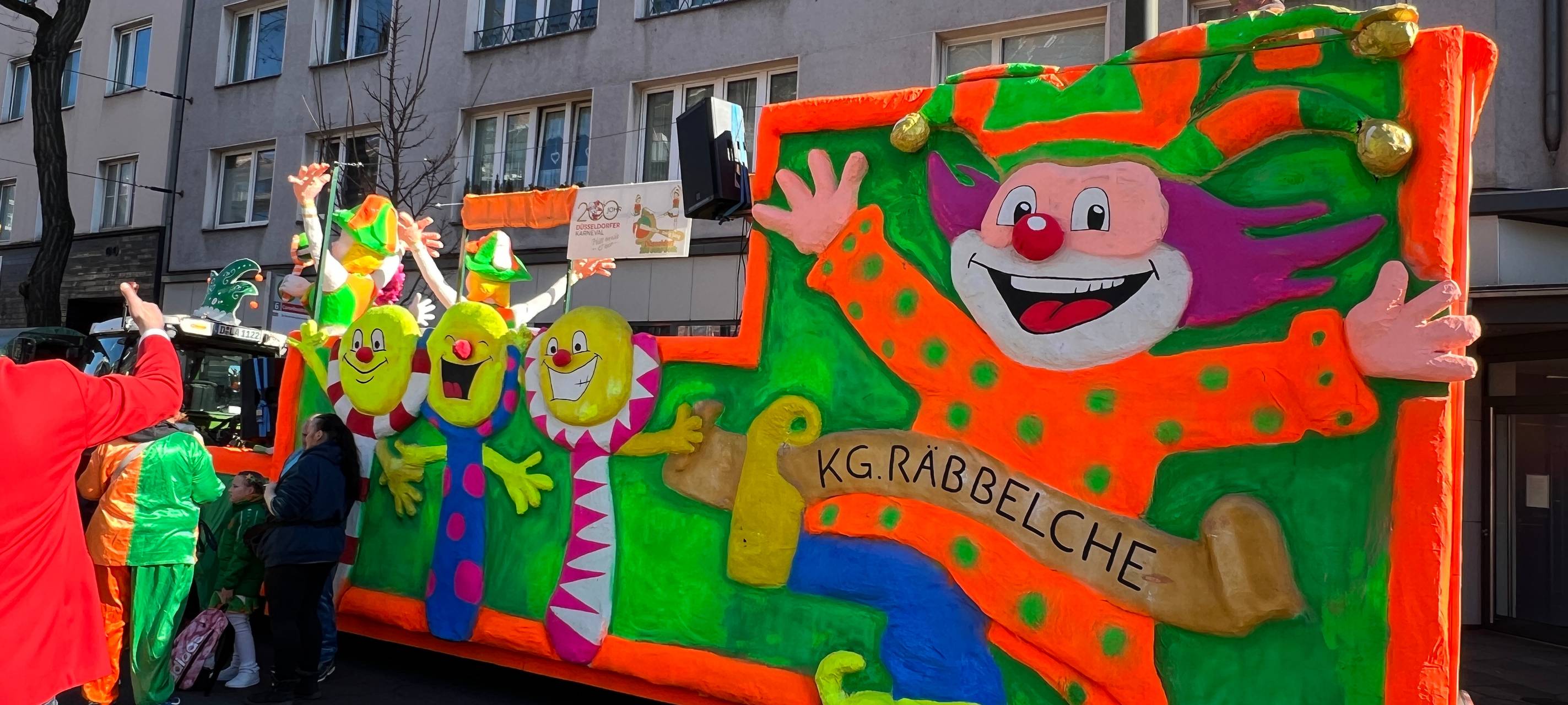 Beim diesjährigen Rosenmontagsumzug waren wieder viele bunt gestaltete Wagen mit dabei.