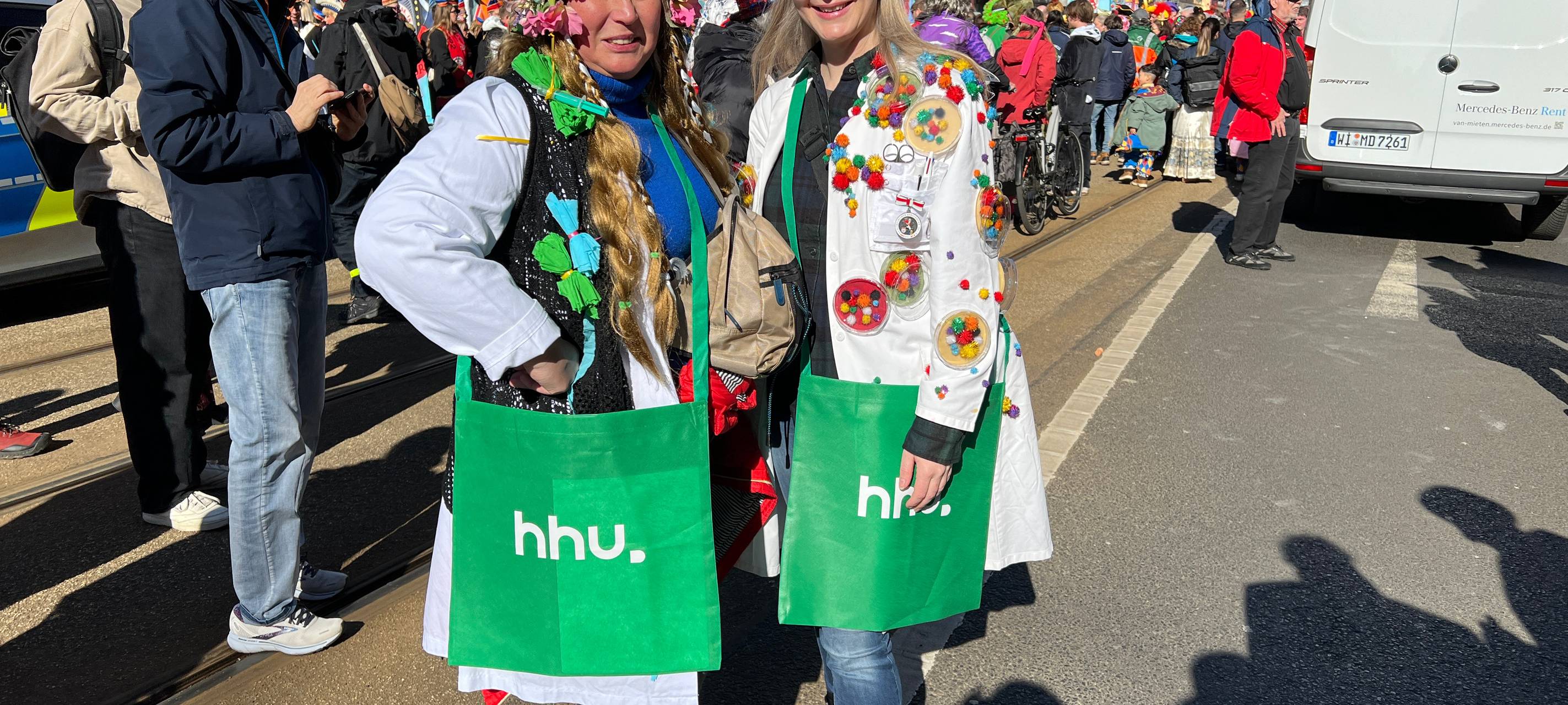 Zwei verkleidete Jecken an Rosenmontag mit ihren selbst gestalteten Kostümen