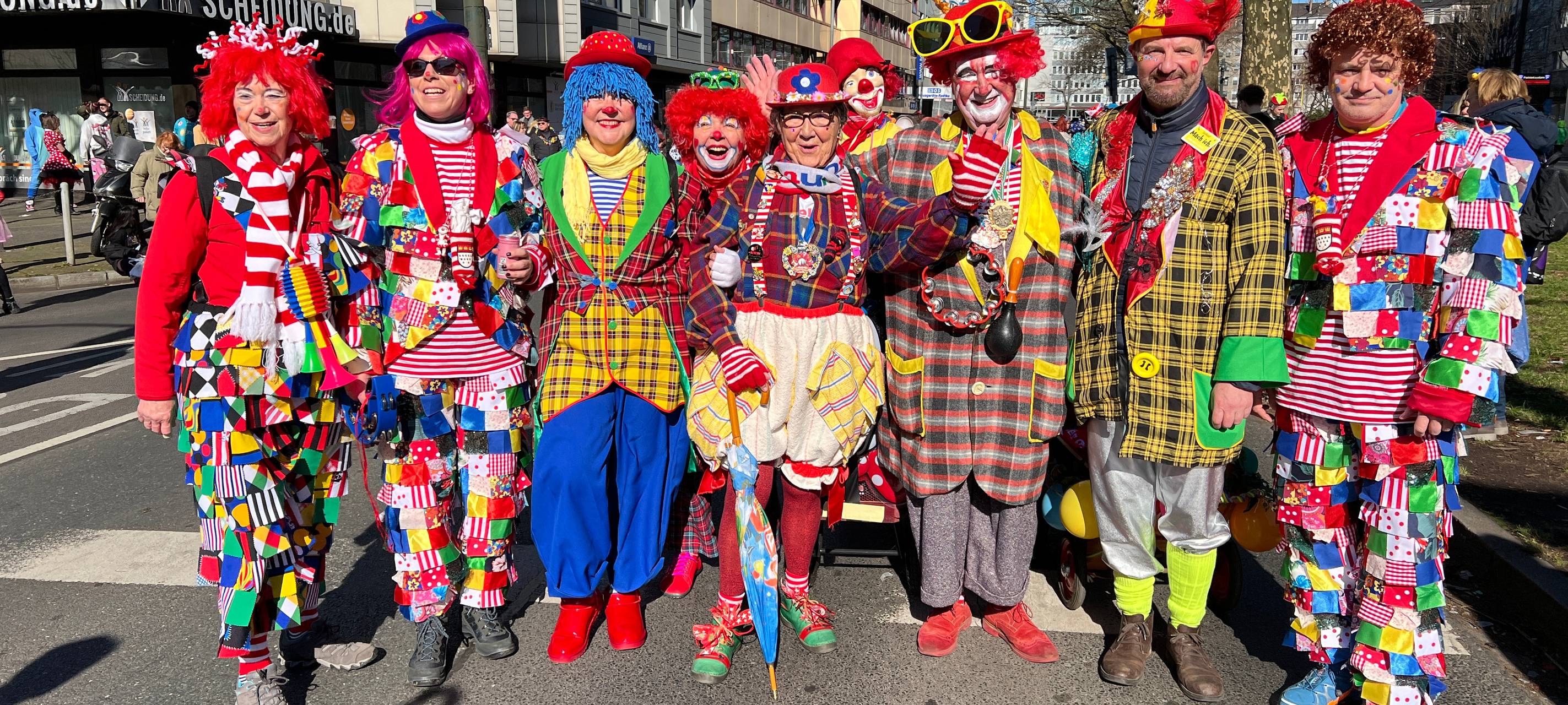 Eine als Clowns verkleidete Gruppe von Jecken an Rosenmontag kurz vor dem Start des Zuges.