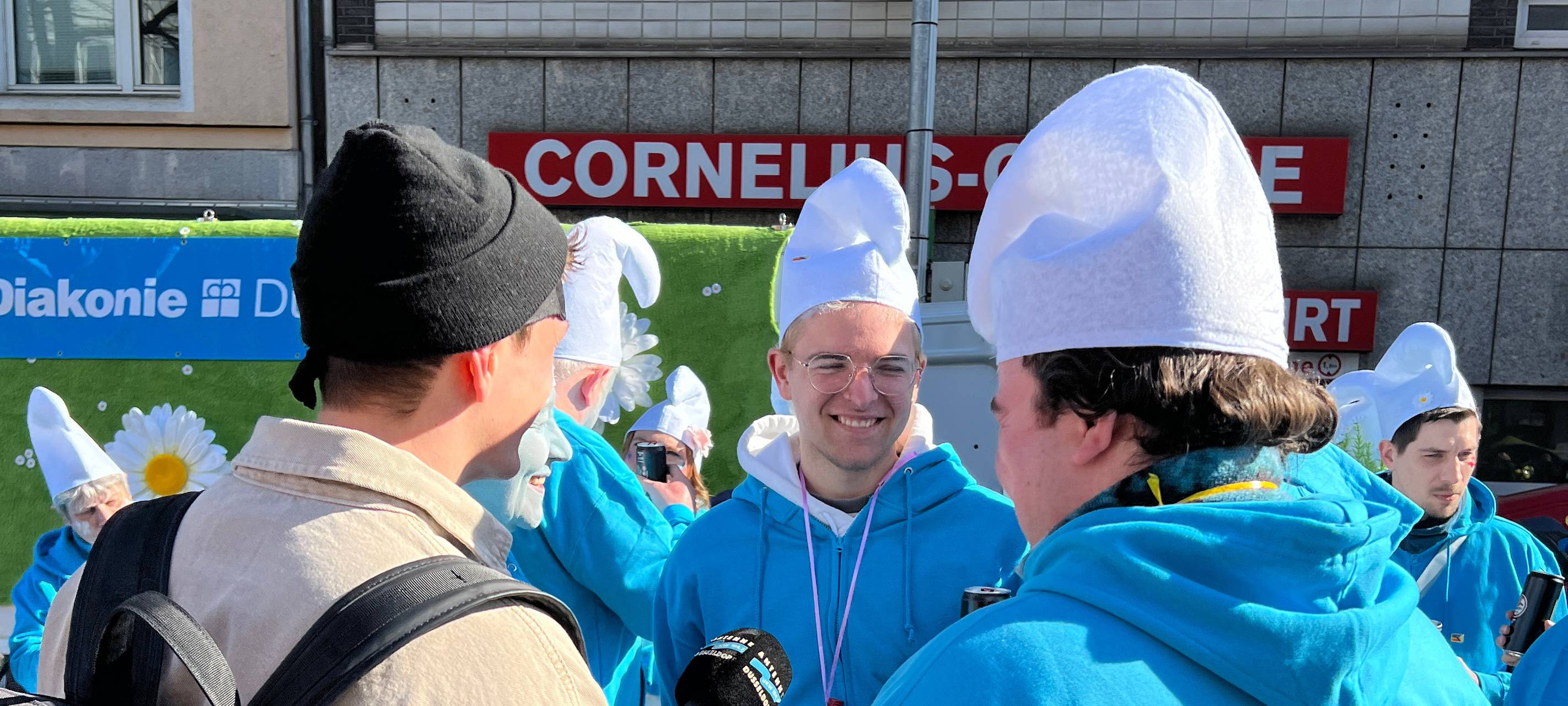 Unser Reporter Hugo fänft mit Mikrofon die Stimmung auf dem Rosenmontagsumzug ein.