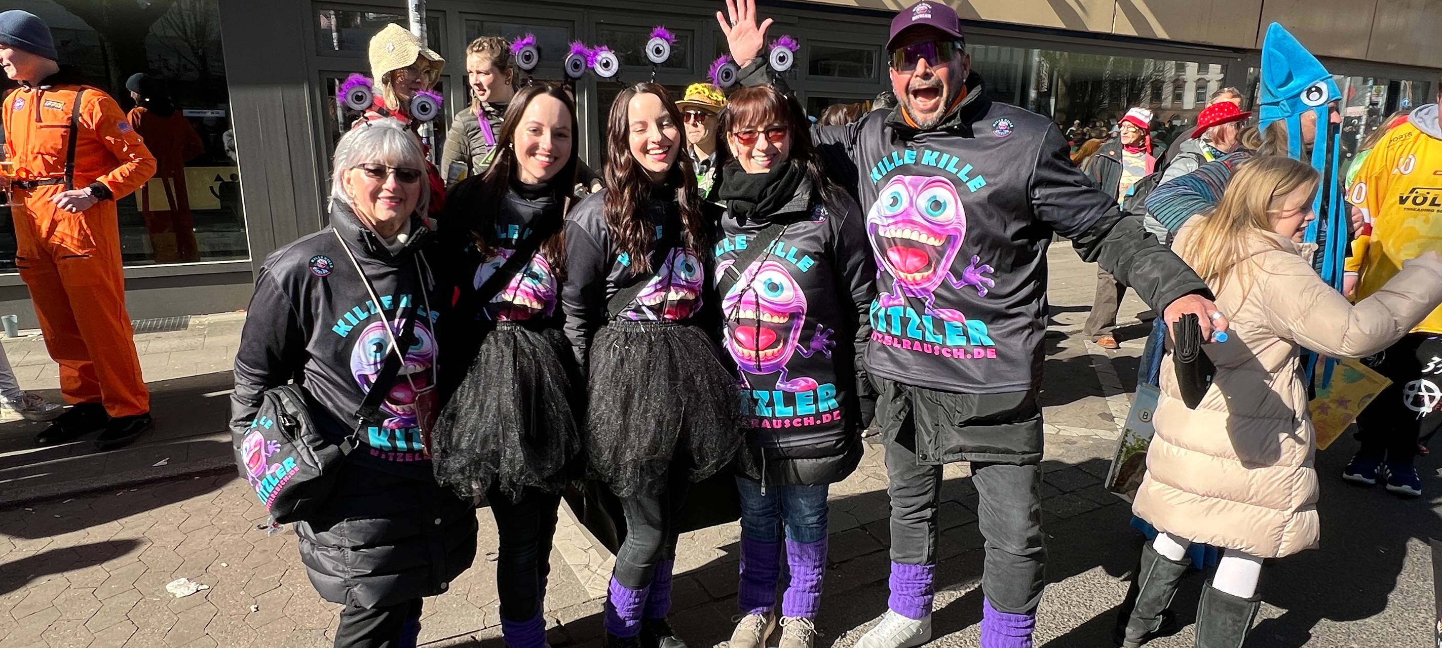 Viele selbst gestaltete Kostüme gab es auch dieses Jahr am Rosenmontag. Hier eine Gruppe von Alliens.