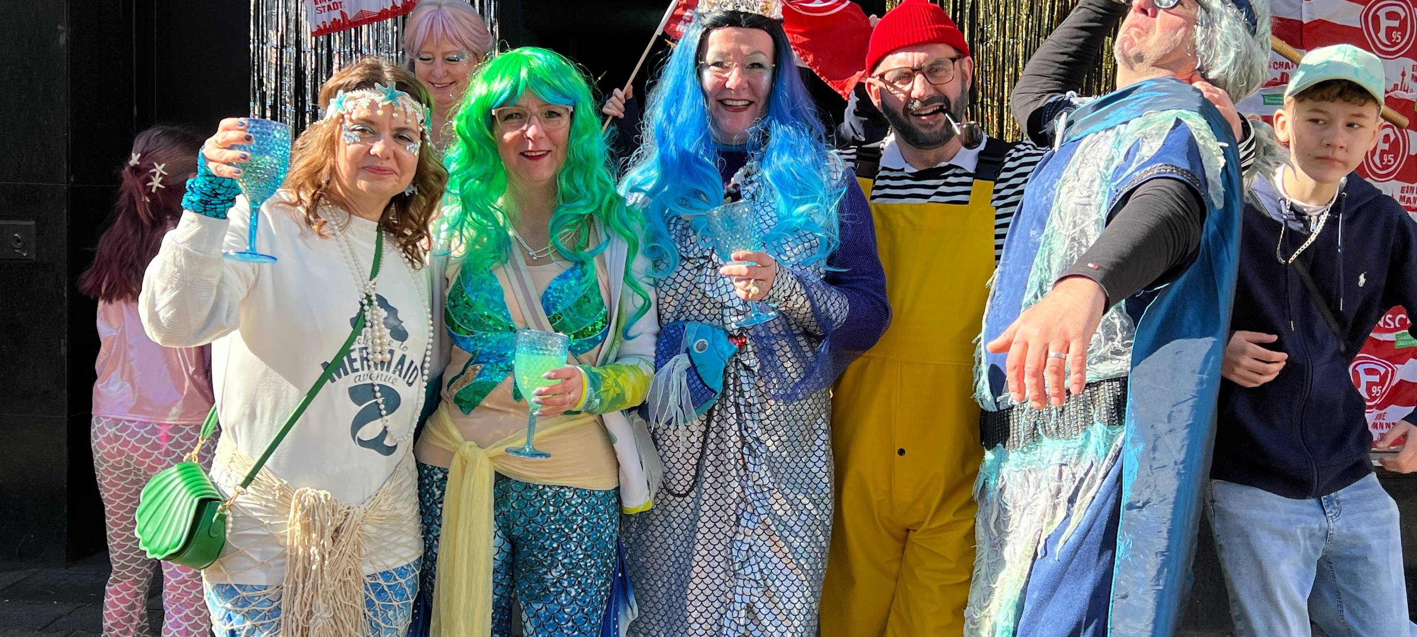 Fünf Jecken an Rosenmontag, die sich gemeinsam zum Thema Unterwasserwelten verkleidet haben.