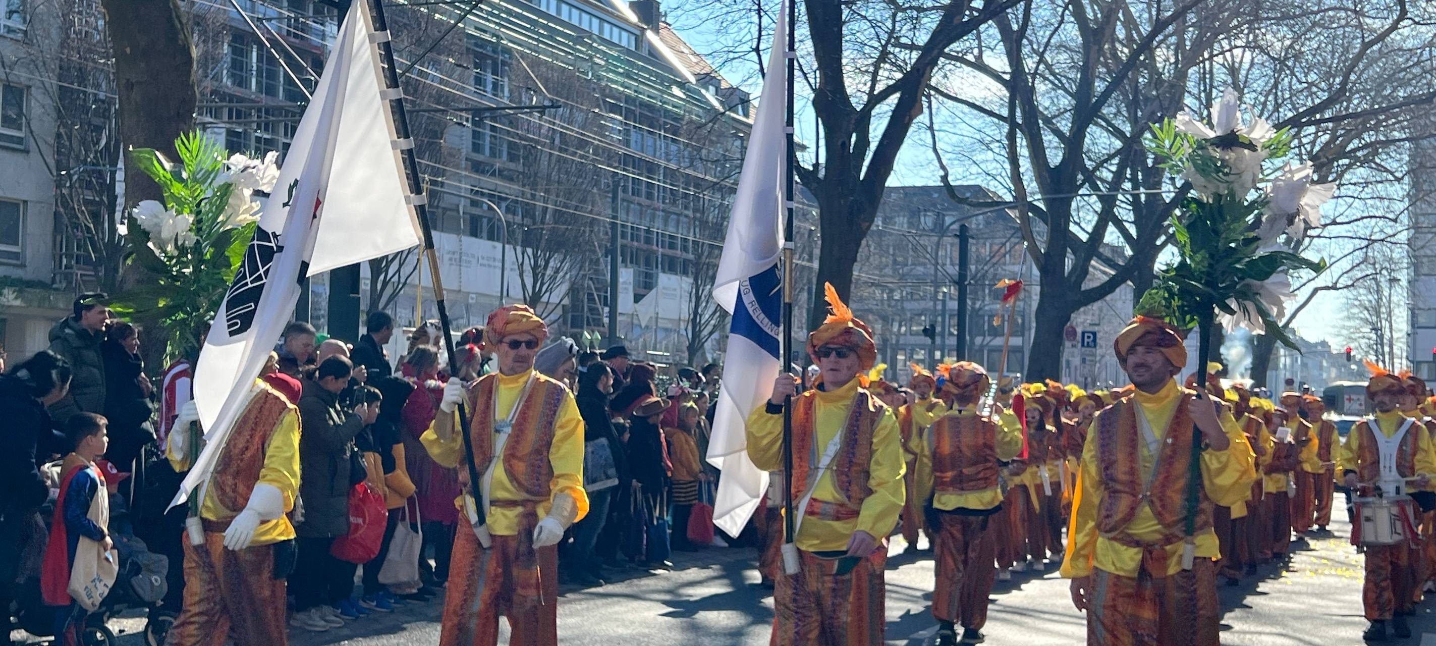 Die erste Fußgruppe des Rosenmontagsumzuges unterwegs mit zahlreichen Jecken.