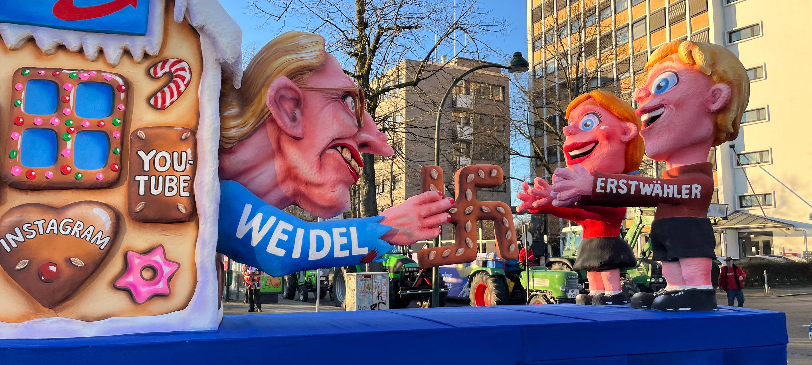 Mottowagen beim Karneval: Alice Weidel, die als Hexe Erstwählende in ihr Social-Media-Häuschen lockt.