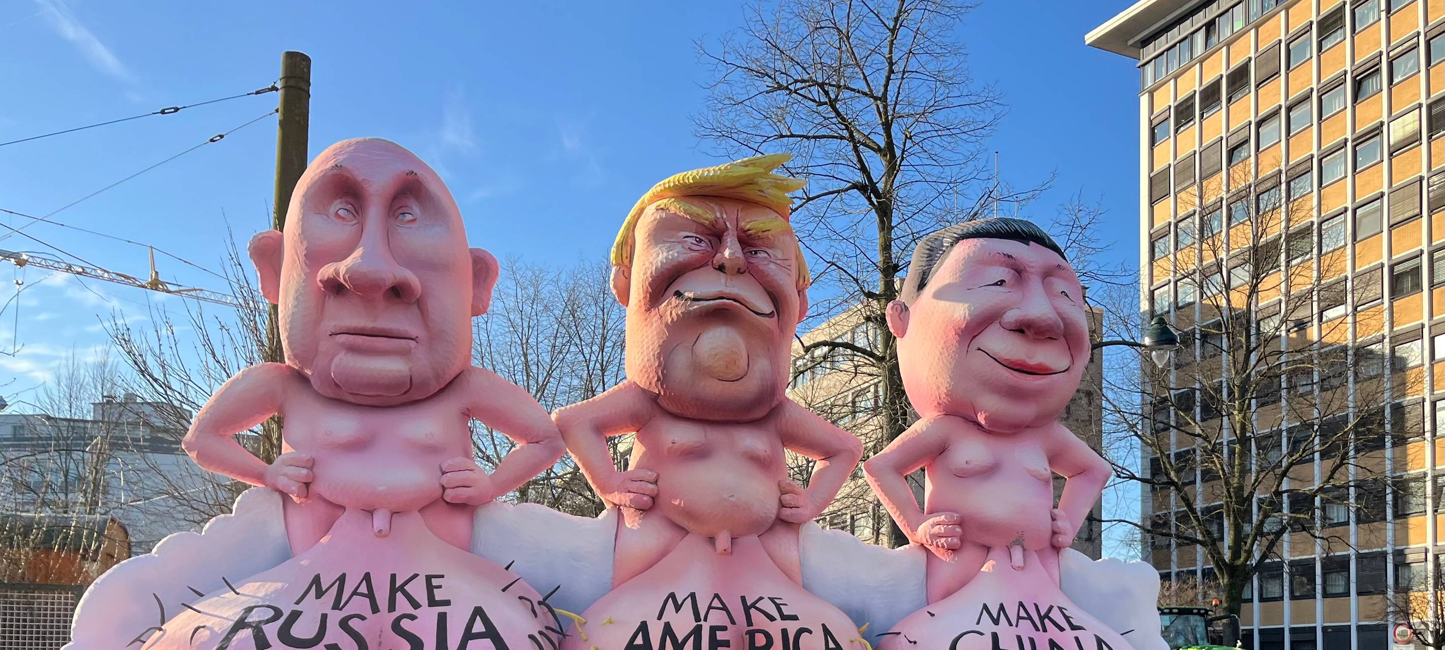 Mottowagen beim Karneval: Putin,Trump, Xi Jinping nackt mit dicken Hoden.