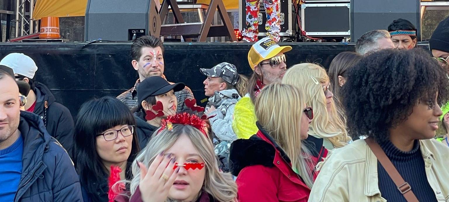 Unser Chefredakteur Christian Zeelen berichtet live vom Rosenmontagsumzug in Düsseldorf bei uns im Radio.