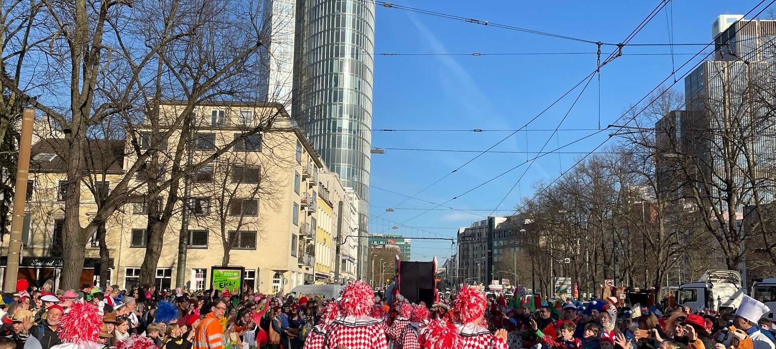Der Rosenmontagsumzug aus Sicht einer Fußgruppe der Prinzengarde.