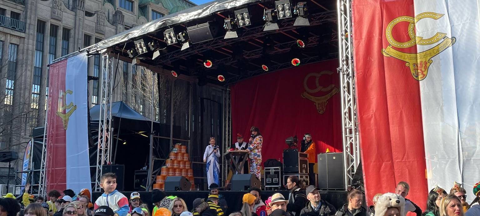 Vor der Bühne am Rathaus war am Rosenmontag einiges los. Viele verkleidete Jecken warteten gespannt auf den Zug.