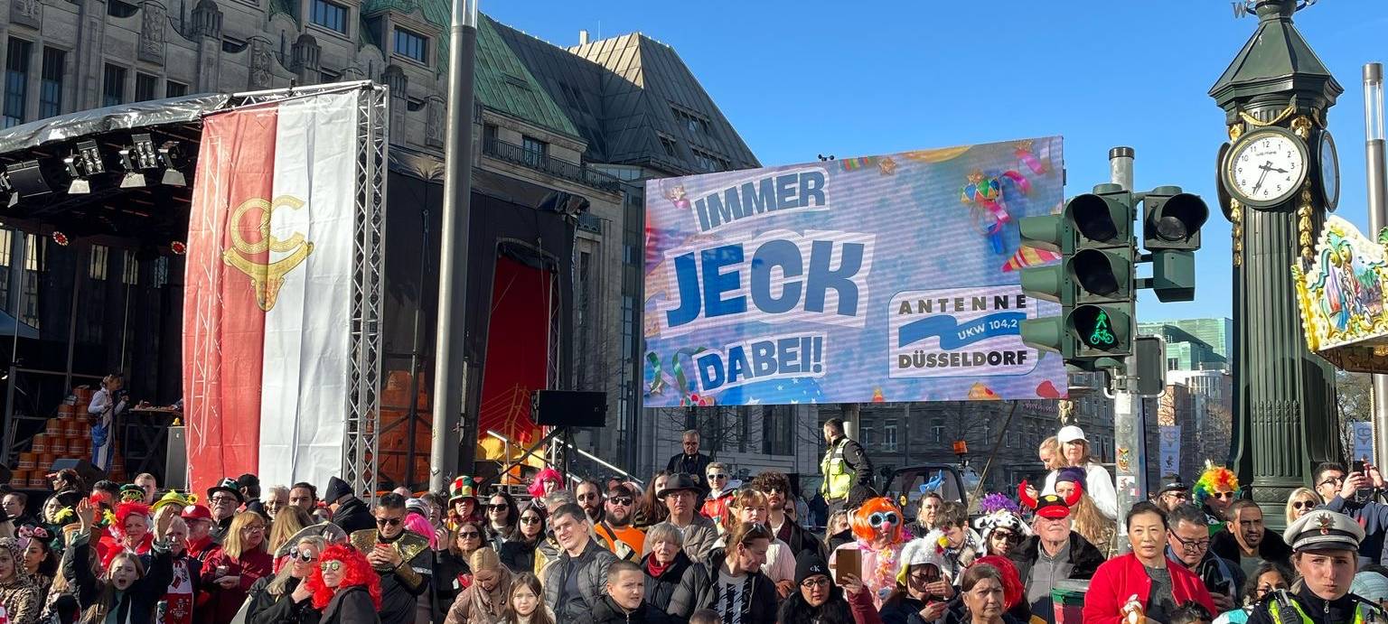 Viele verkleidete Jecken warten gemeinsam friedlich auf den Rosenmontagsumzug.