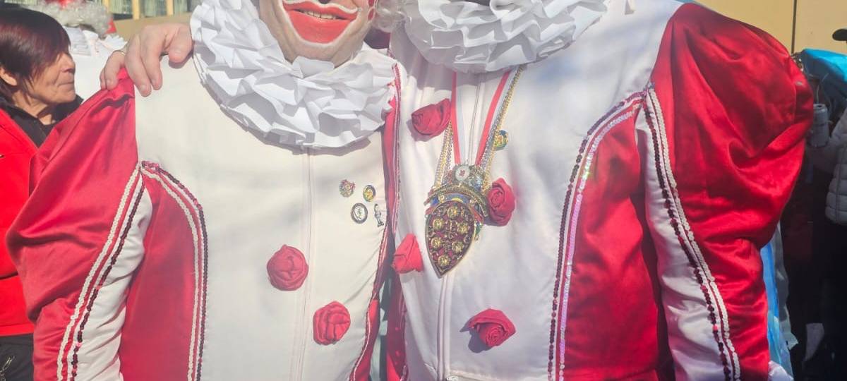 Unsere Nachrichtenredaktuere Philipp und Olli beim Kö-Treiben verkleidet als lustige Clowns.