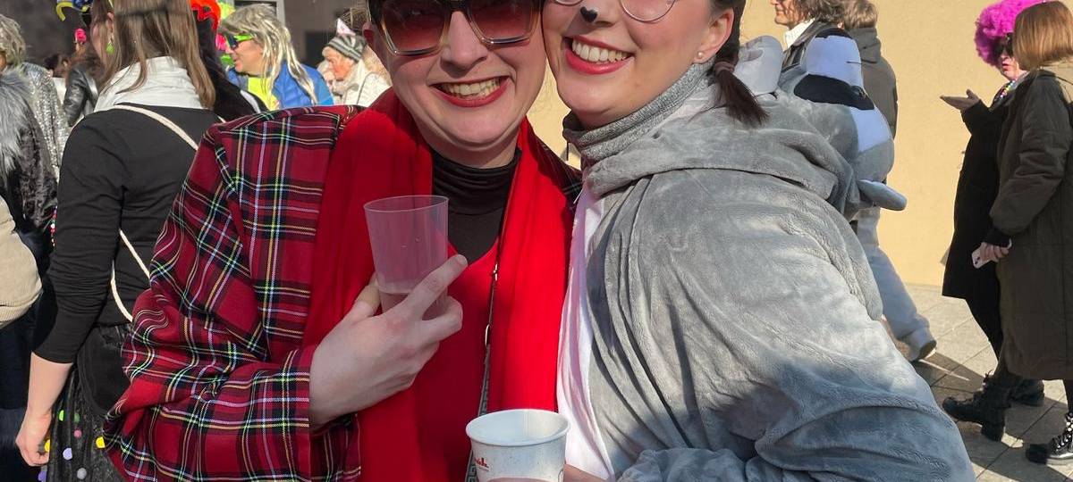 Unsere Moderatorin Anna-Lena und unsere ehemalige Moderatorin Celina haben gemeinsam beim Kö-Treiben gefeiert.