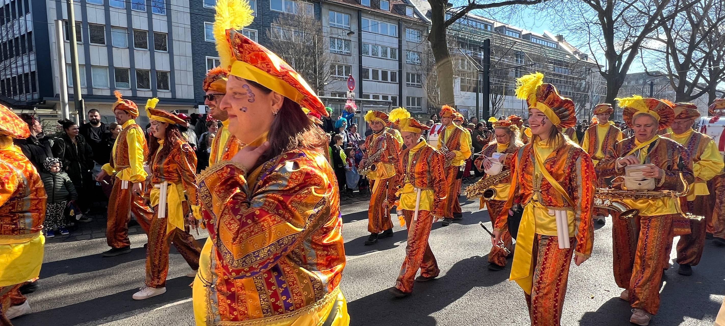 Eine der über 90 Fußgruppen auf dem diesjährigen Rosenmontagsumzug.