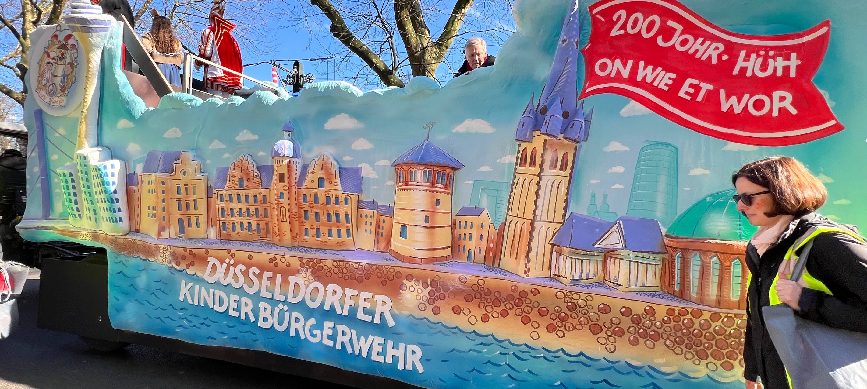 Einer der vielen kreativ gestalteten Rosenmontagswagen kurz vor dem Start des Zuges.