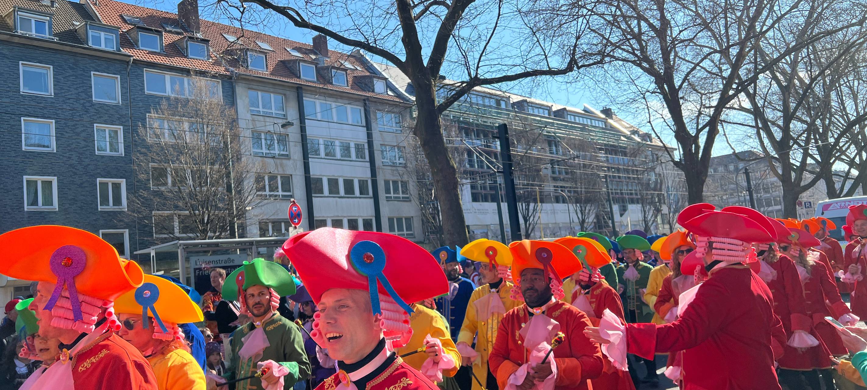 Die Fußgruppe der KG Regenbogen - wie immer in vielen verschiedenen bunten Farben verkleidet.
