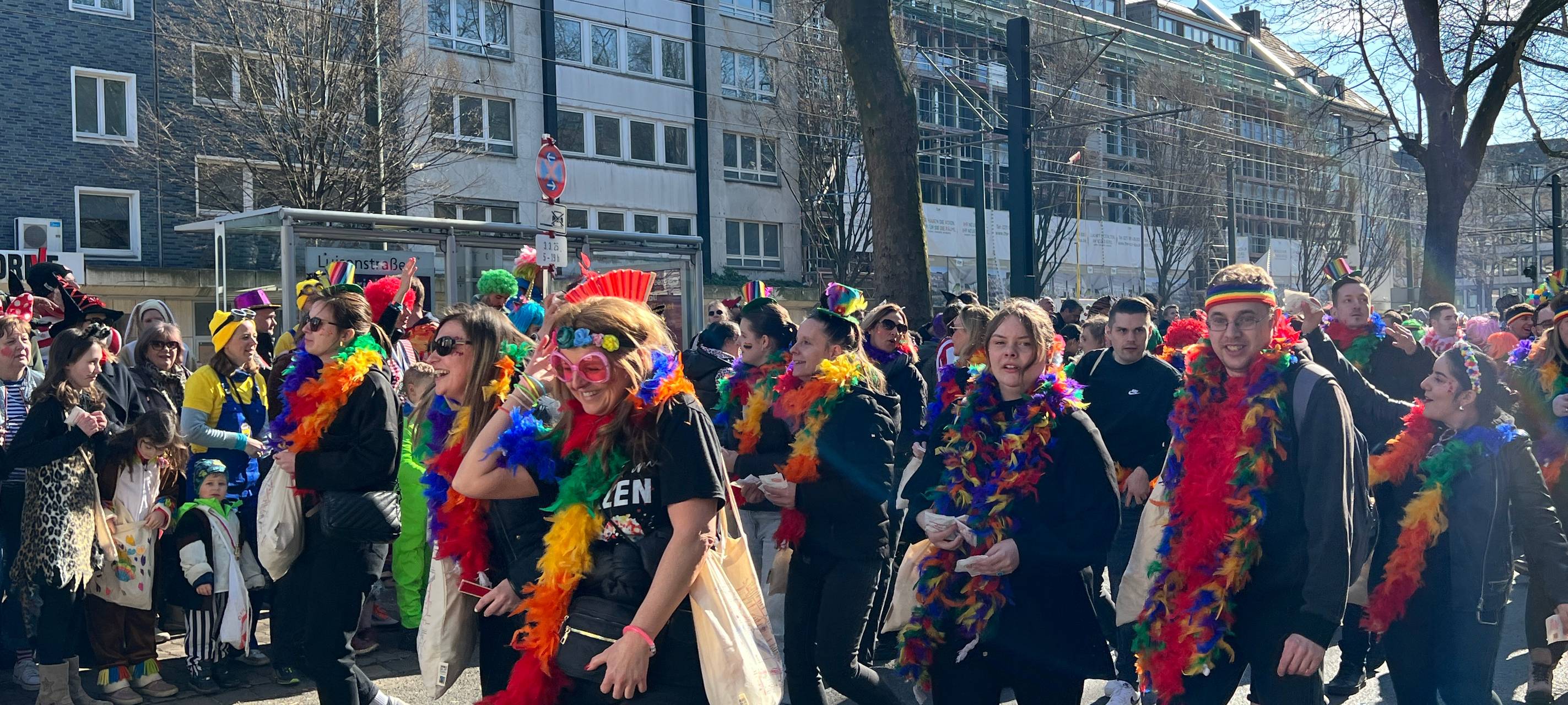 Eine der über 90 Fußgruppen, die dieses Jahr auf dem Rosenmontagsumzug mitgelaufen sind.