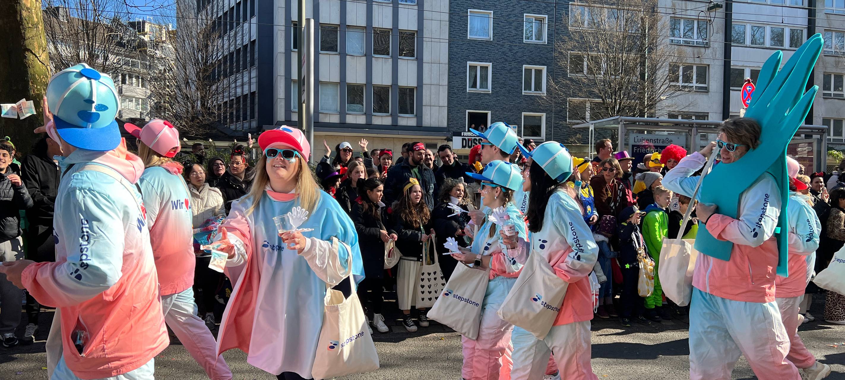 Eine der über 90 Fußgruppen auf dem diesjährigen Rosenmontagsumzug verteilt viele Süßigkeiten an die Jecken.
