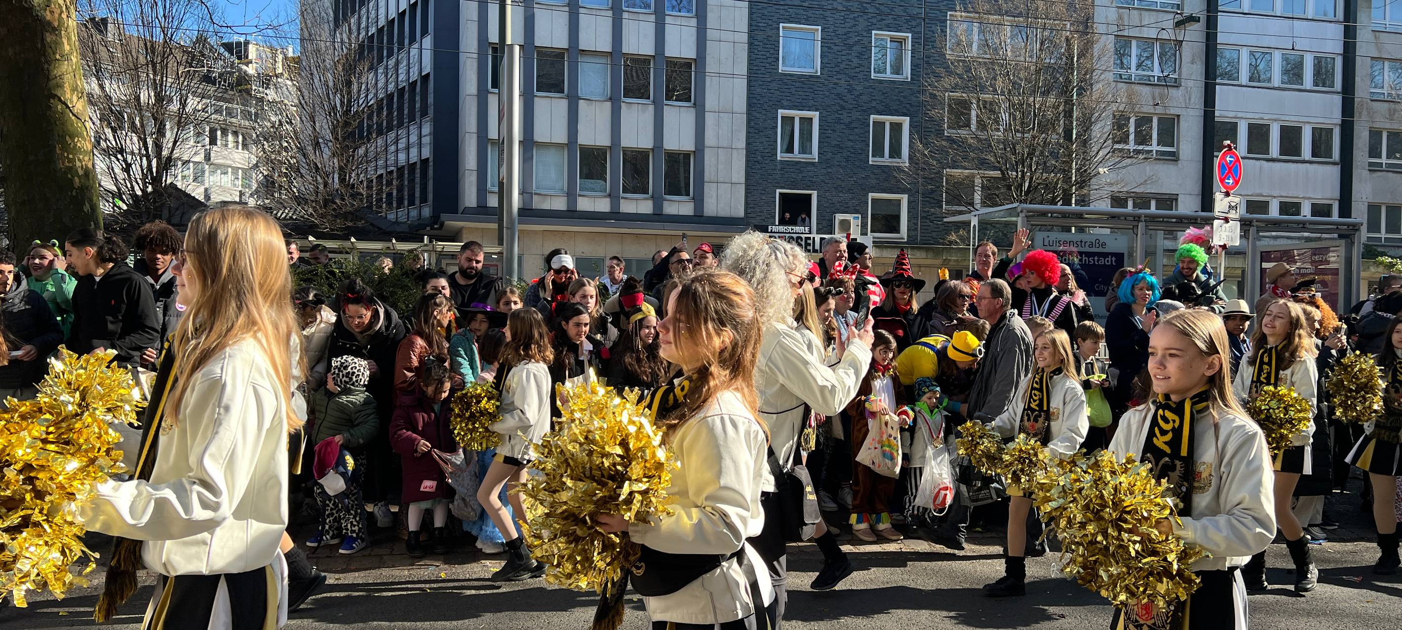 Die Stimmung auf dem diesjährigen Rosenmontagsumzug war toll. Überall wurde ausgelassen miteinander gefeiert.