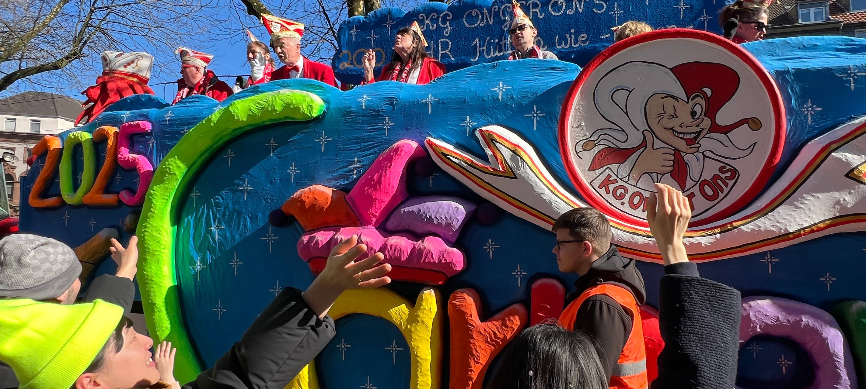 Egal ob bei den Wagen oder bei den Jecken - der diesjährige Rosenmontagsumzug war wieder sehr bunt.