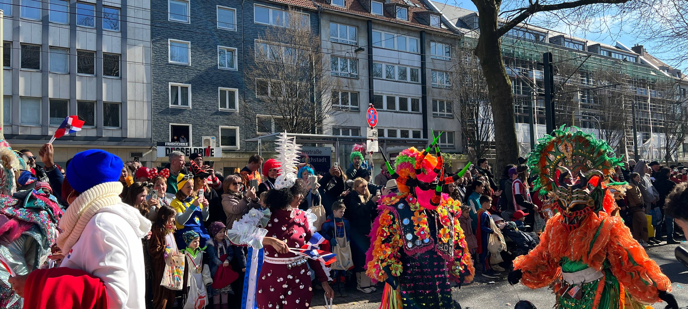 Bei den Fußgruppen auf dem diesjährigen Rosenmontagsumzug wurde viel getanzt.