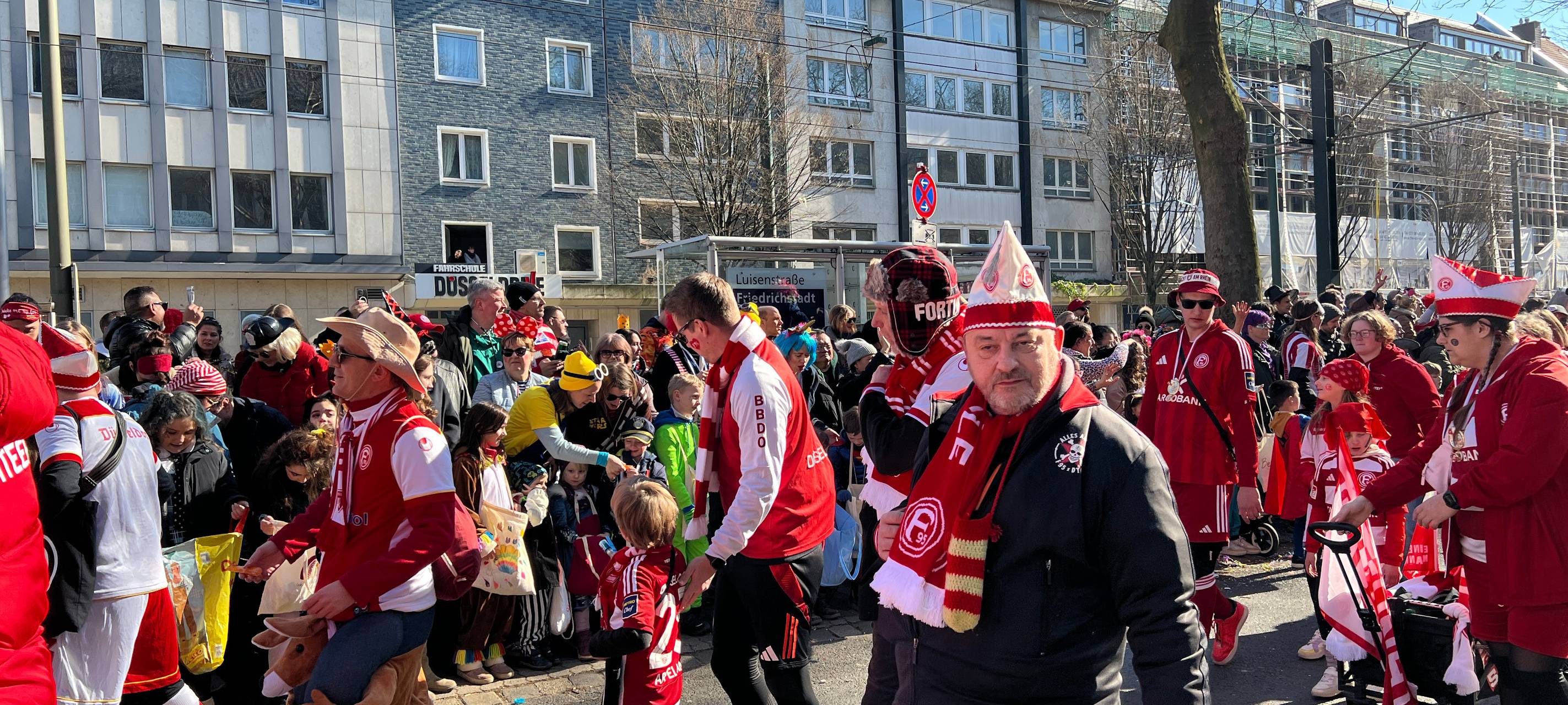 Die Fußgruppe von Fortuna Düsseldorf auf dem Rosenmontagsumzug.