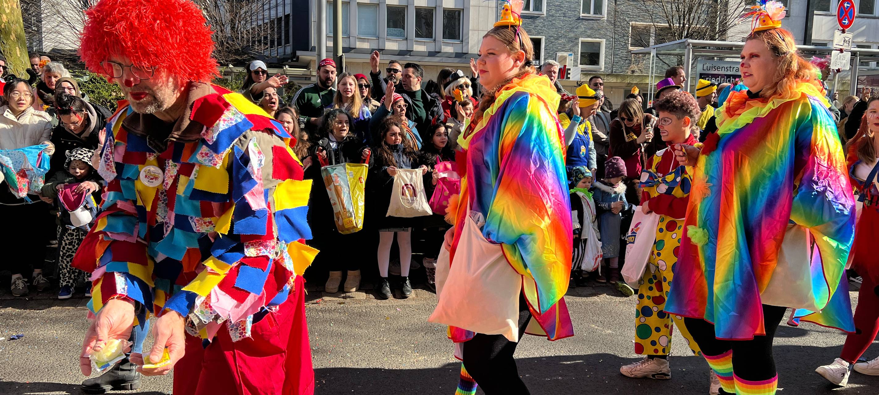 Für viele Fußgruppen konnte es dieses Jahr nicht bunt genug sein auf dem Rosenmontagsumzug.