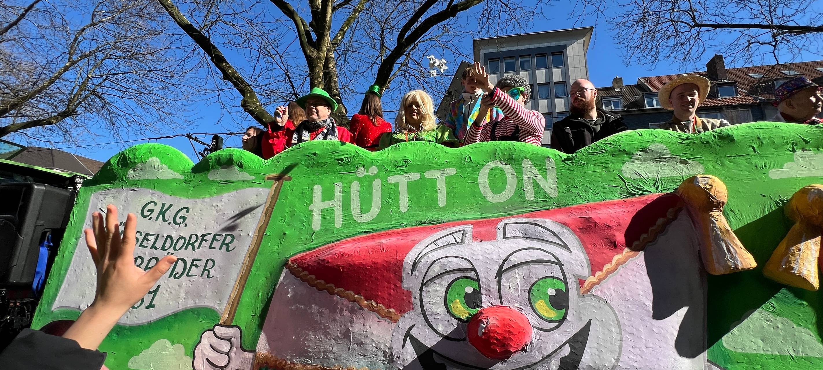 Auch auf den Rosenmontagswagen war die Stimmung großartig.