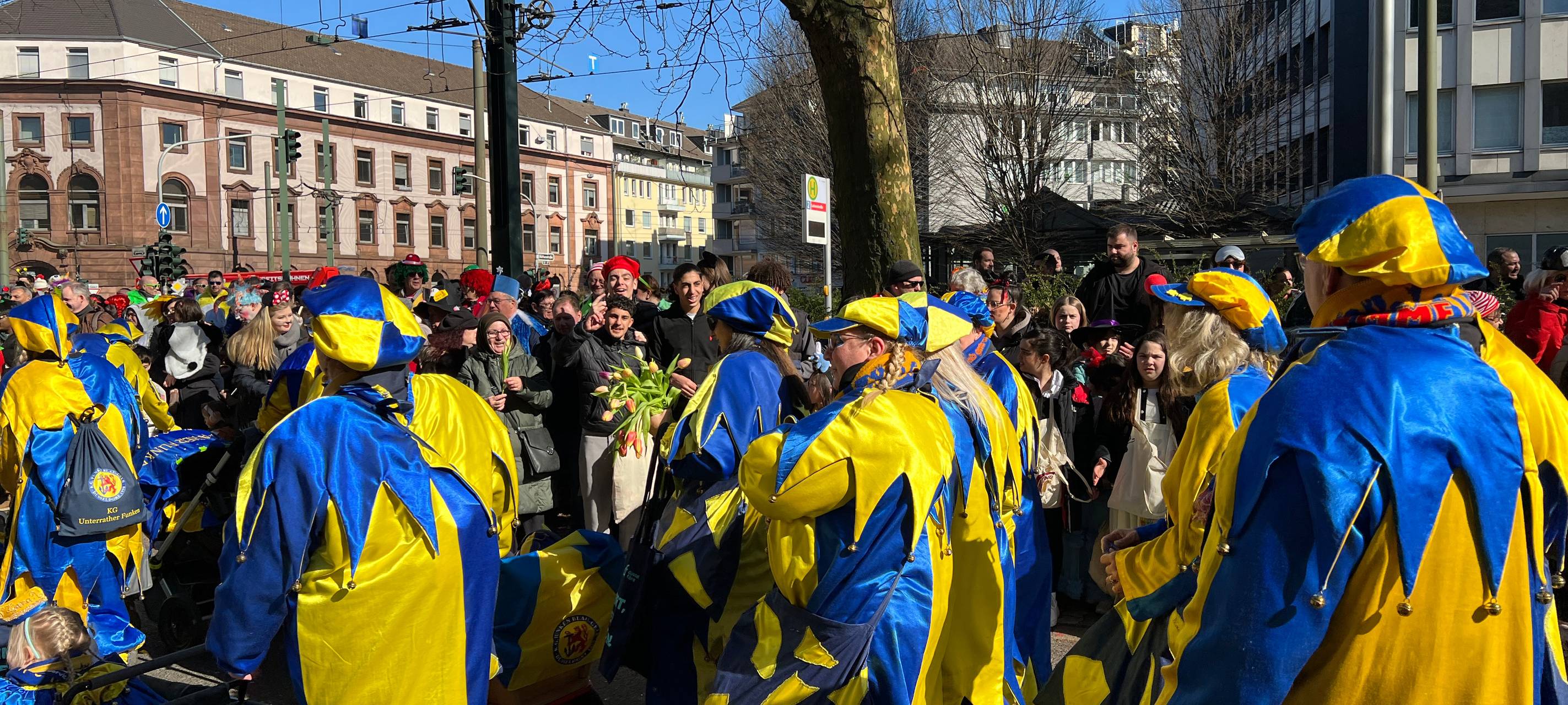 Bei sonnigem Wetter war auf dem diesjährigen Rosenmontagsumzug ordentlich was los.