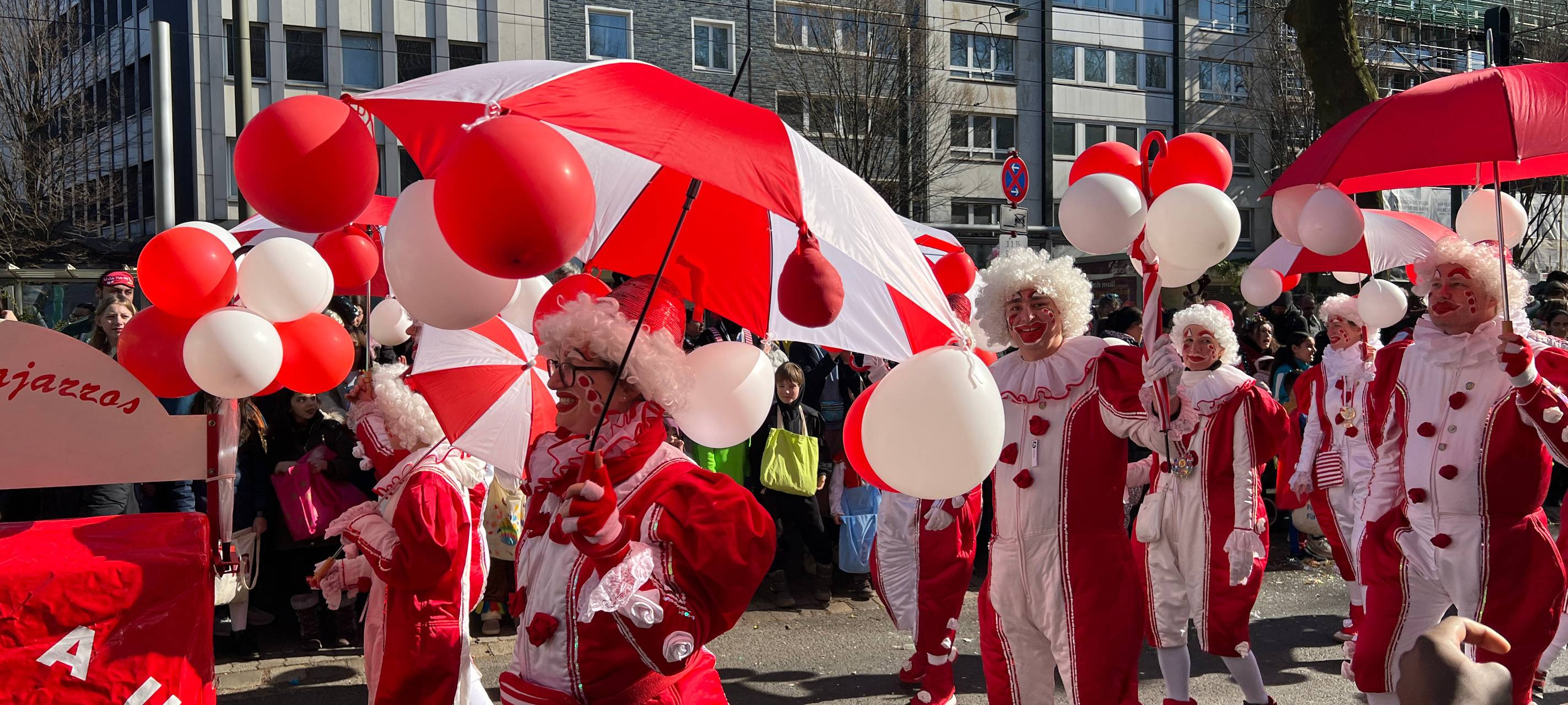 Auch Mitarbeiterinnen und Mitarbeiter von Antenne Düsseldorf waren in diesem Jahr beim Rosenmontagsumzug mit dabei.