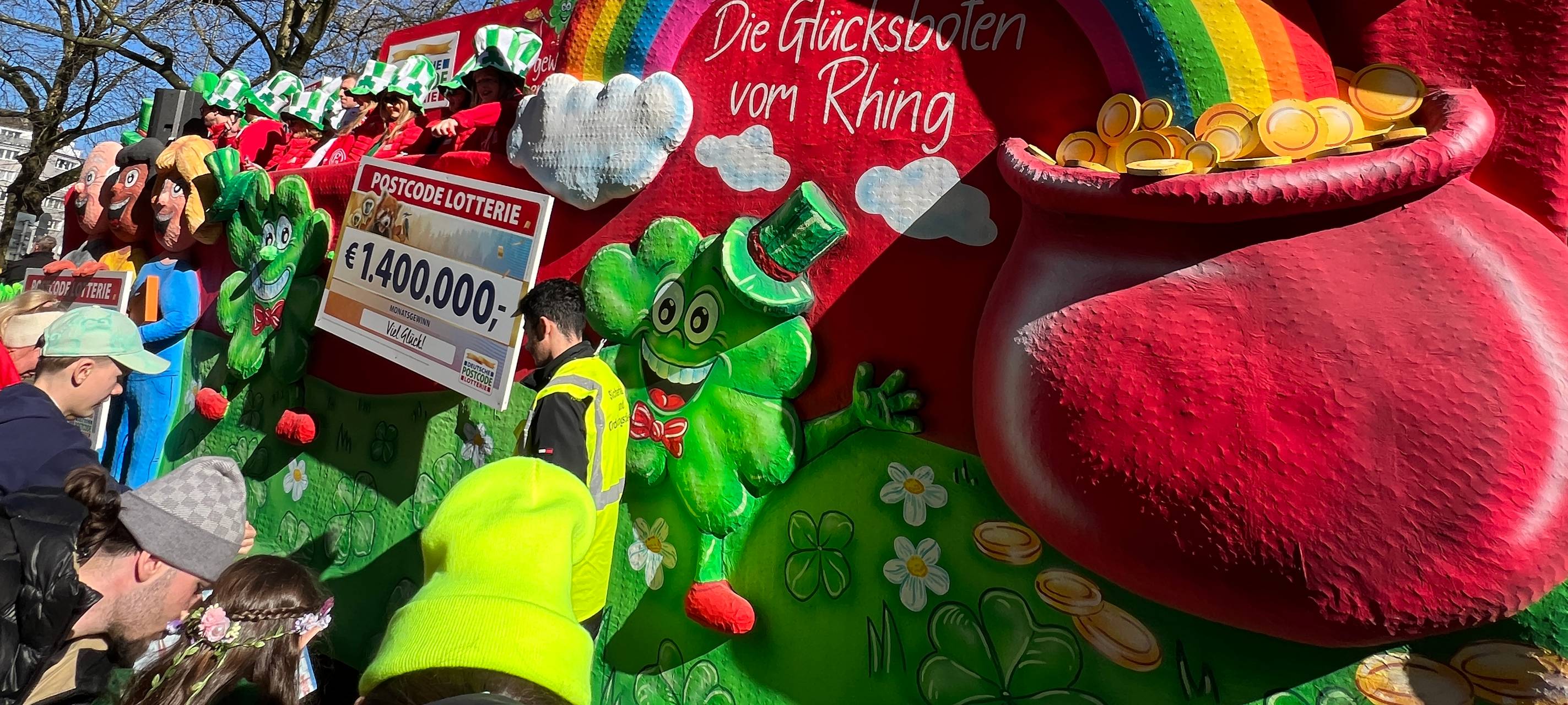 Ein bunter Wagen von der Postcode Lotterie auf dem Rosenmontagsumzug in Düsseldorf