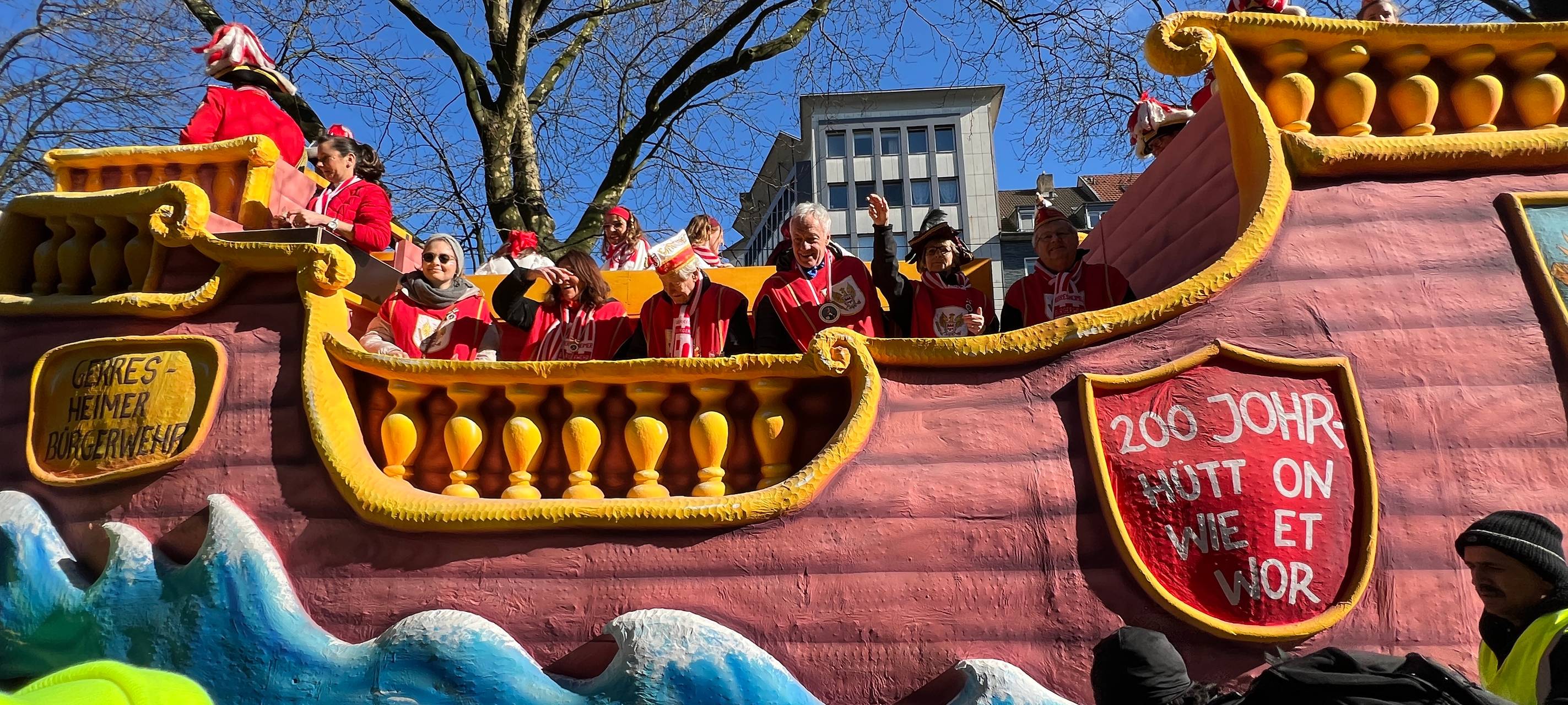 Zum 200-jährigen Jubiläum gab es bei den Rosenmontagswagen viele kreative Ideen.