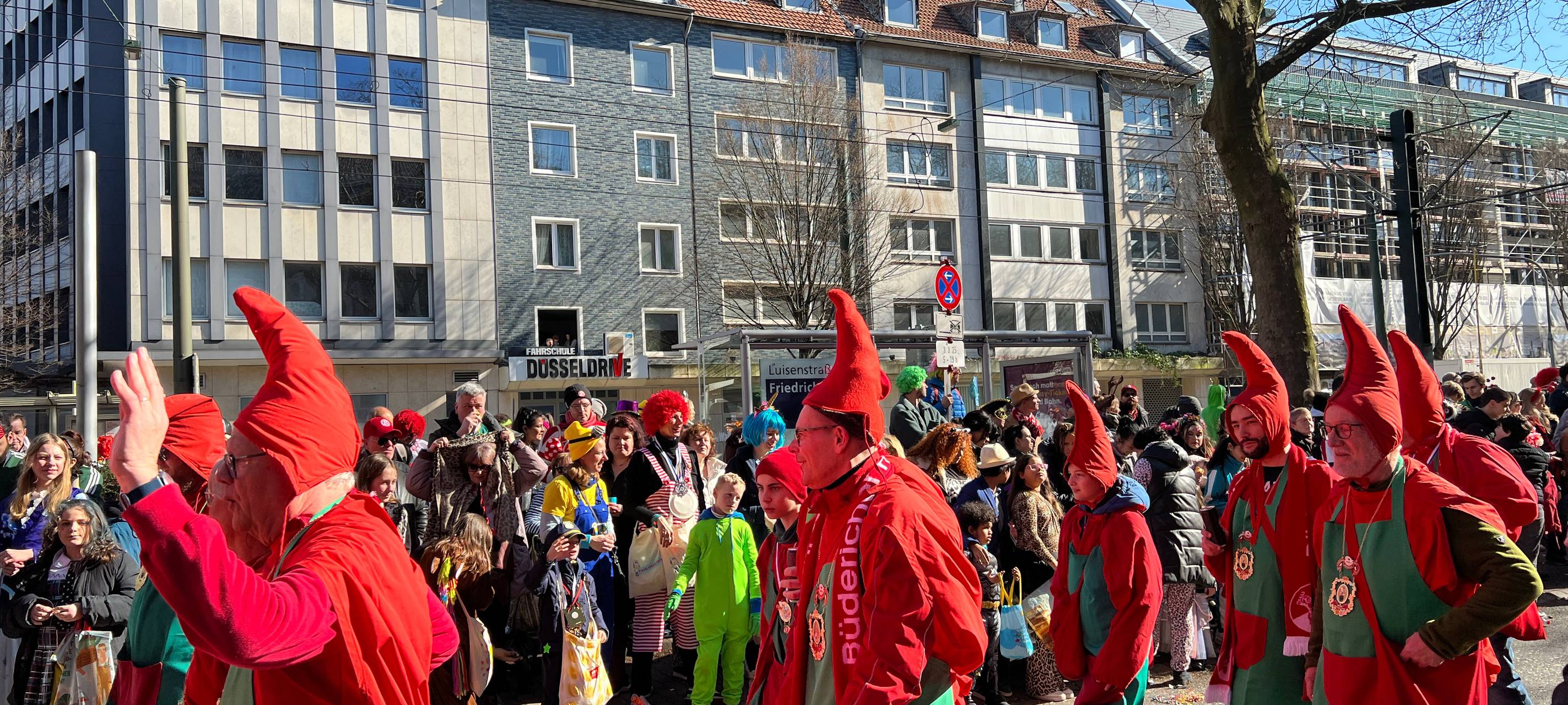 Eine Fußgruppe von roten Zwergen auf dem Düsseldorfer Rosenmontagsumzug.