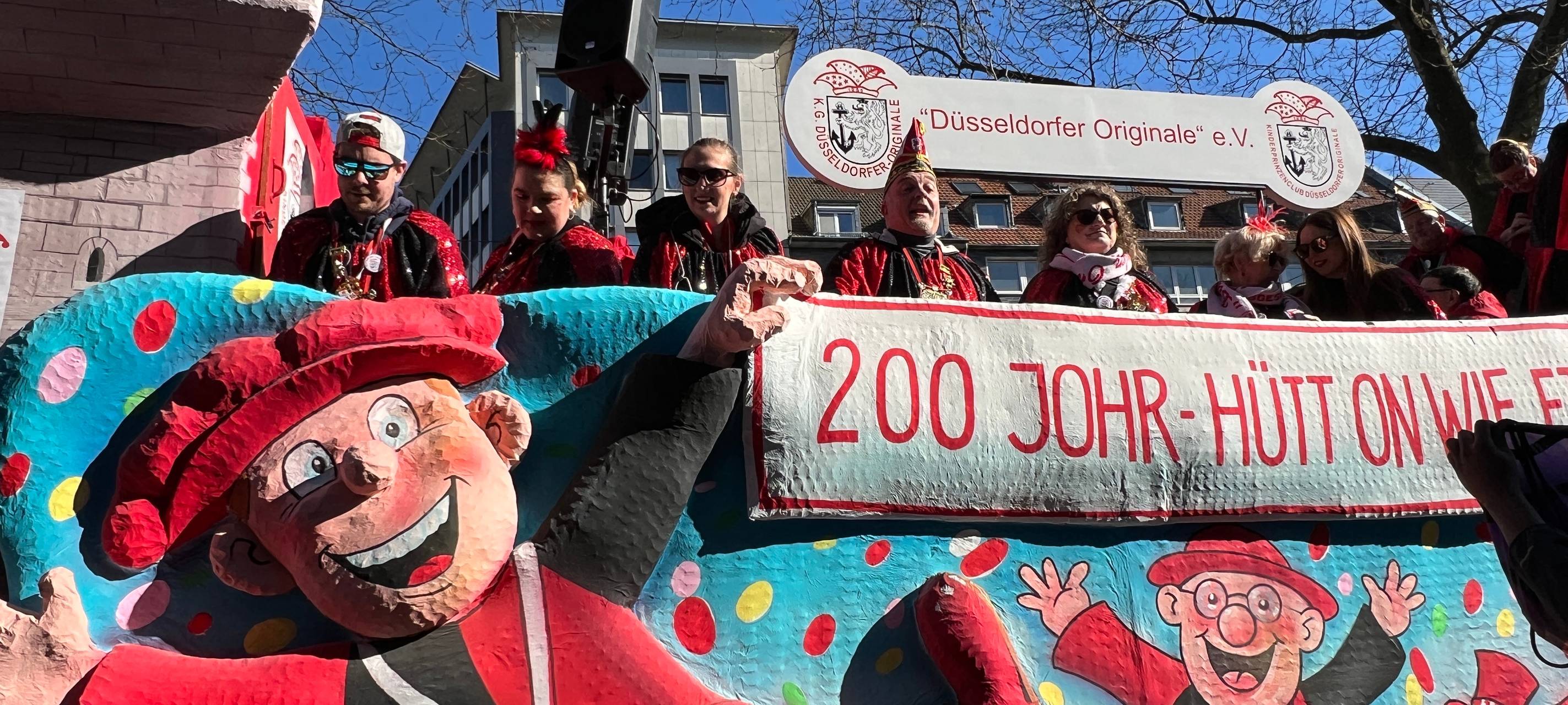 Ein Wagen auf dem Rosenmontagsumzug, der die Freude am Karneval darstellen soll.