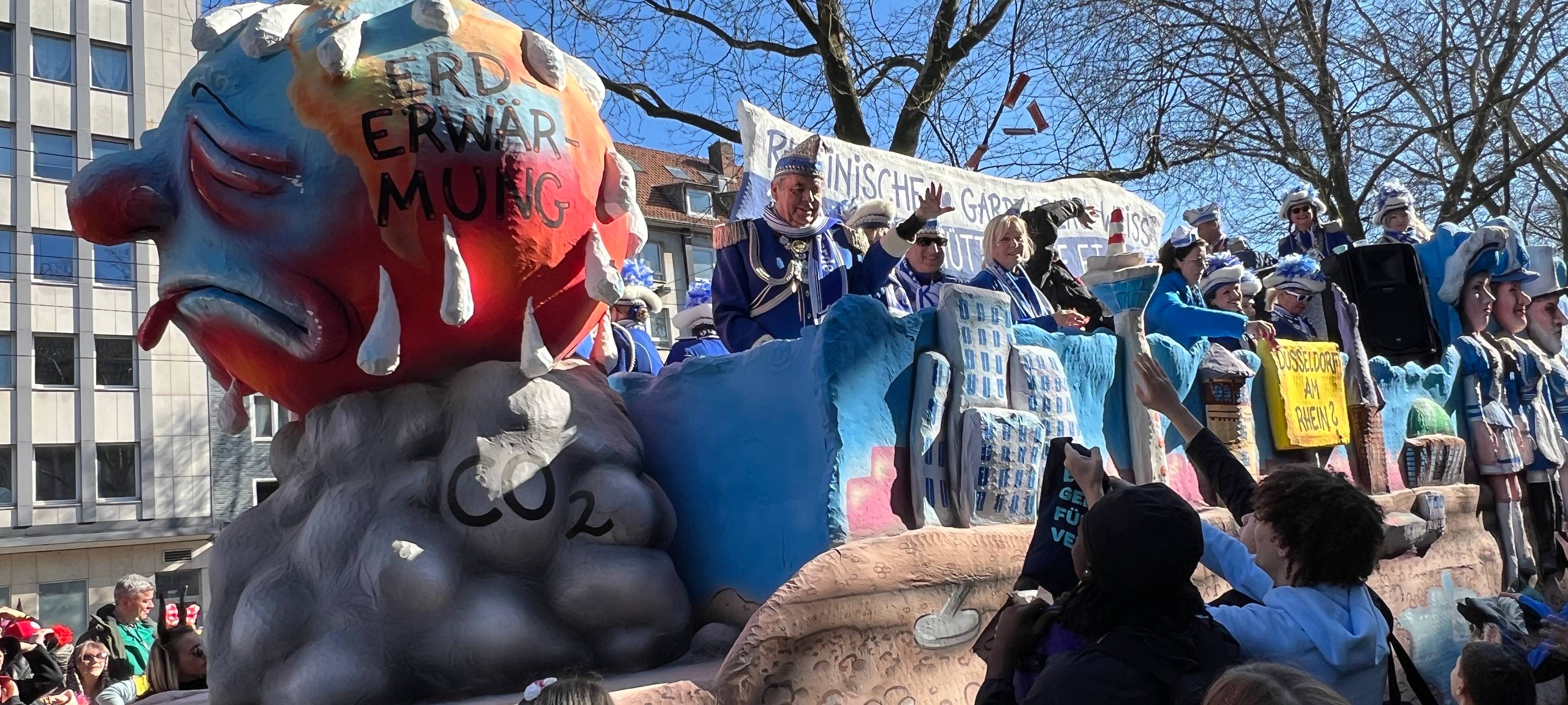 Wichtiges Thema auf dem Rosenmontagsumzug - die Folgen des Klimawandels.