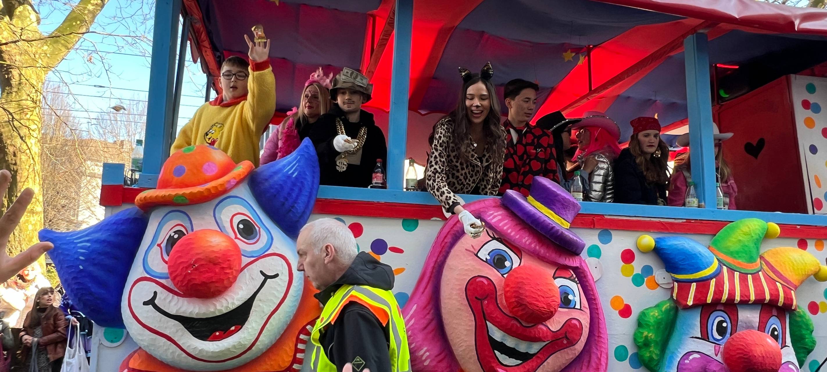 Auch in diesem Jahr waren auf dem Rosenmontagsumzug wieder viele schöne Wagen mit dabei.