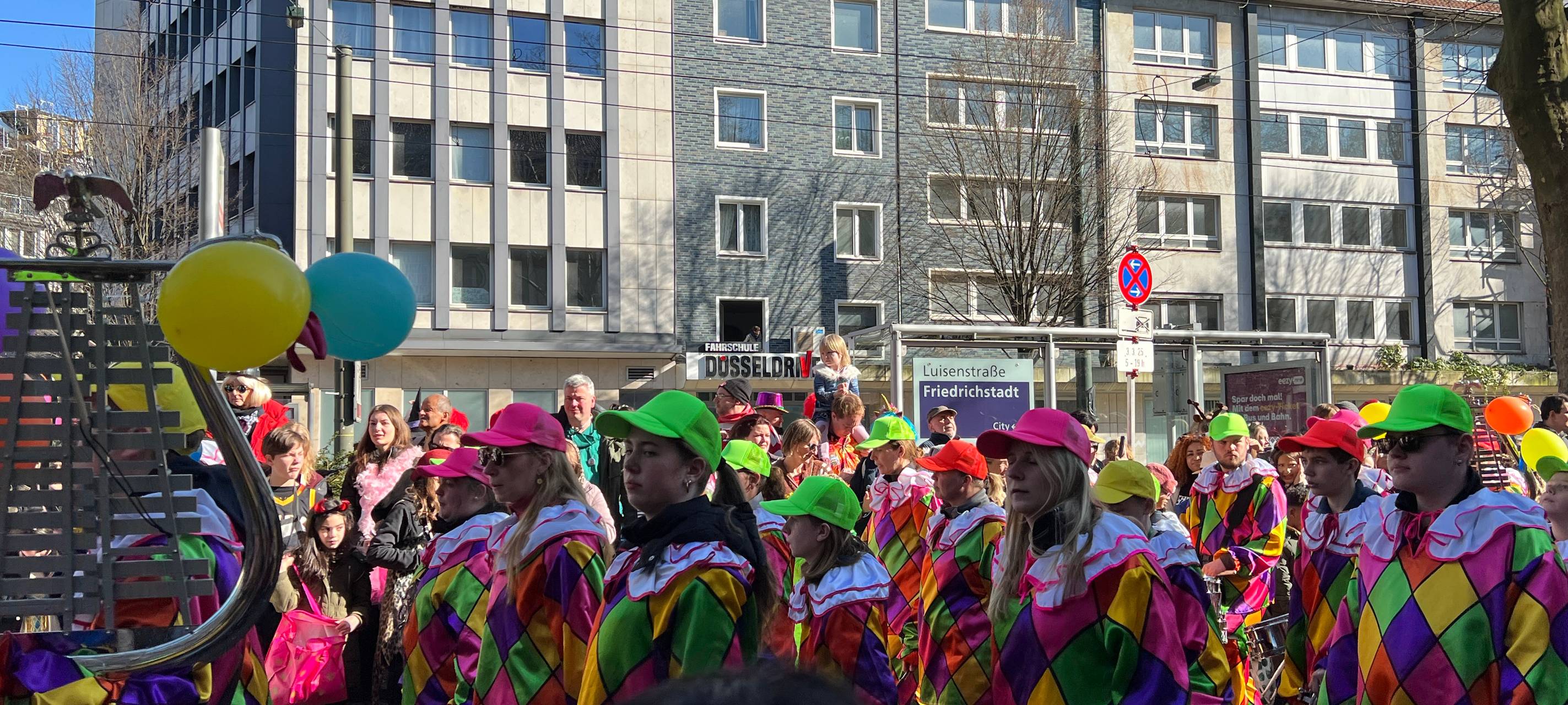 Richtig bunt wurde es in dem Jahr auch bei den Blaskapellen auf dem Düsseldorfer Rosenmontagsumzug.