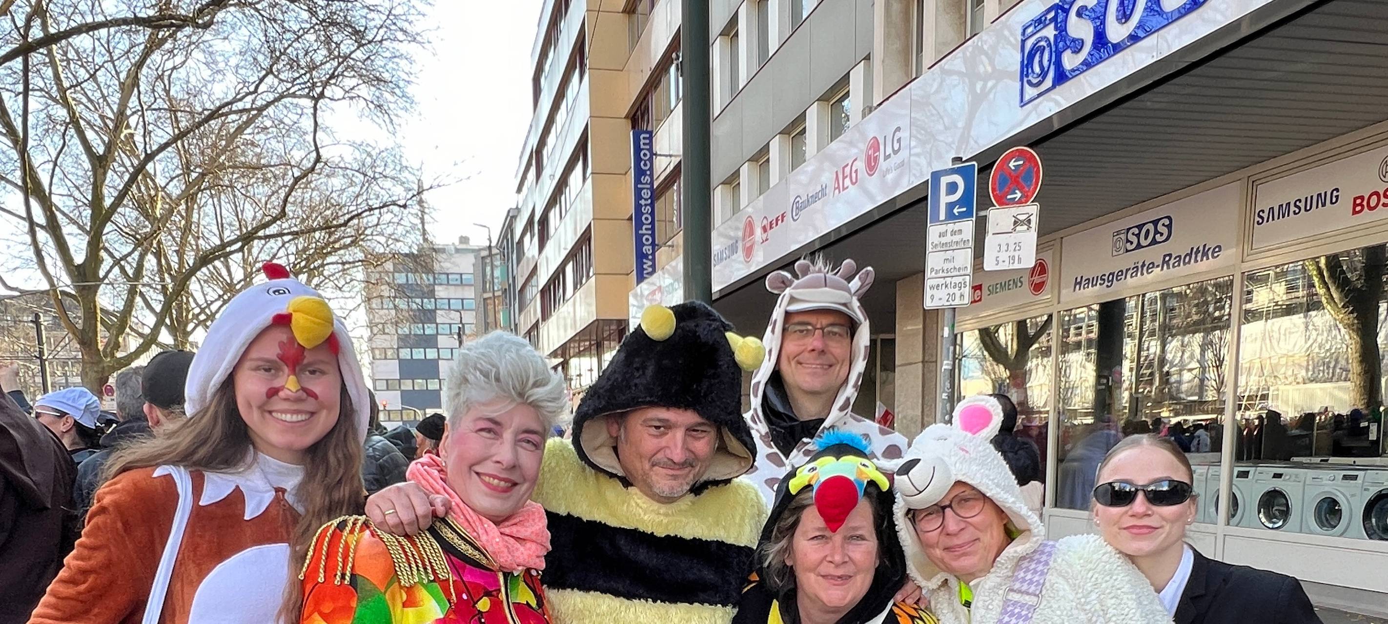 Eine Gruppe bunt verkleideter Jecken auf dem Rosenmontagsumzug.