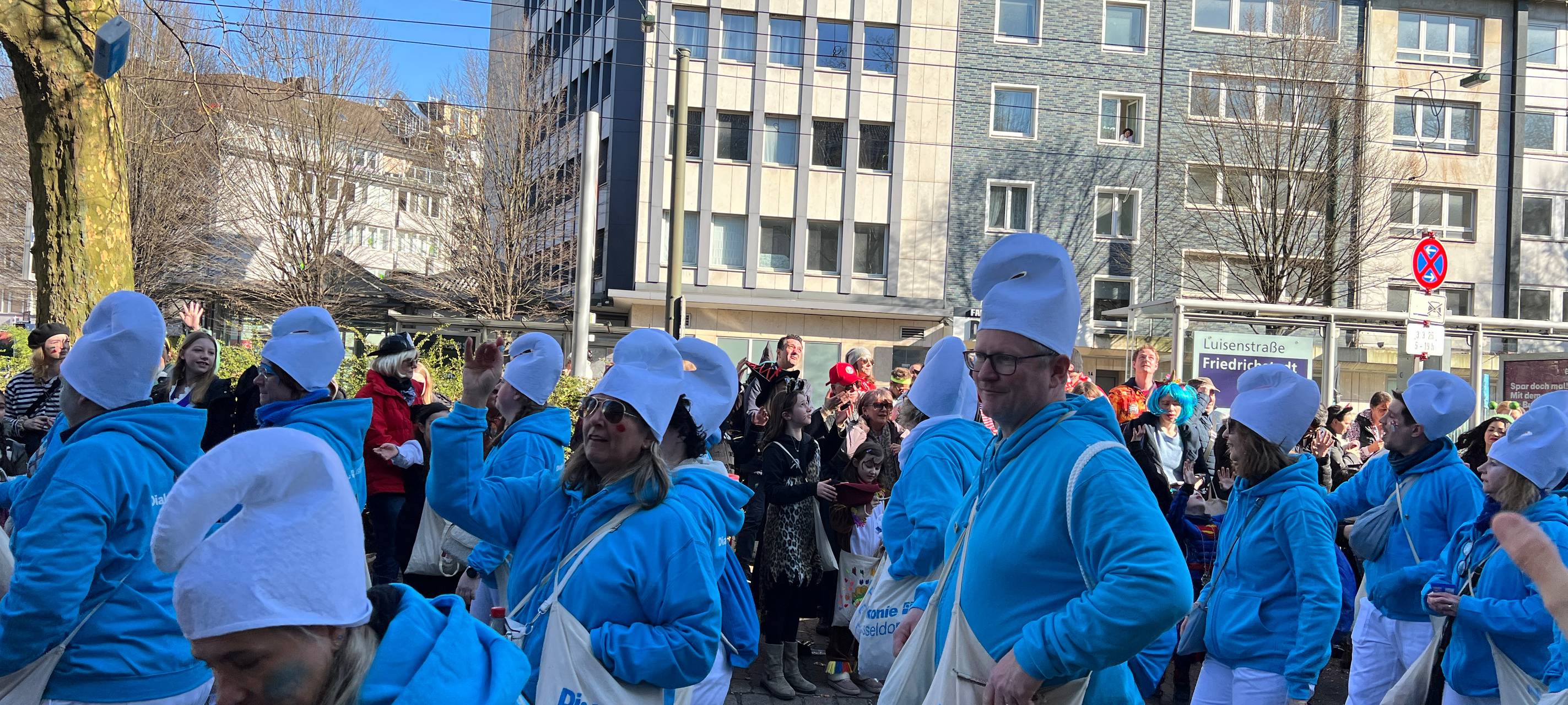 Die Fußgruppe der Diakonie Düsseldorf, verkleidet als Schlümpfe.